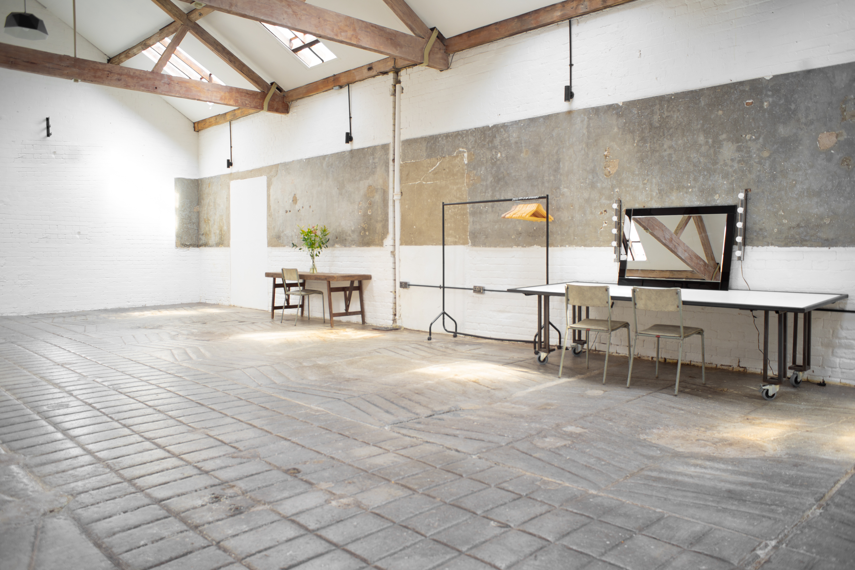 Versatile industrial event space with exposed beams for workshops and meetings.