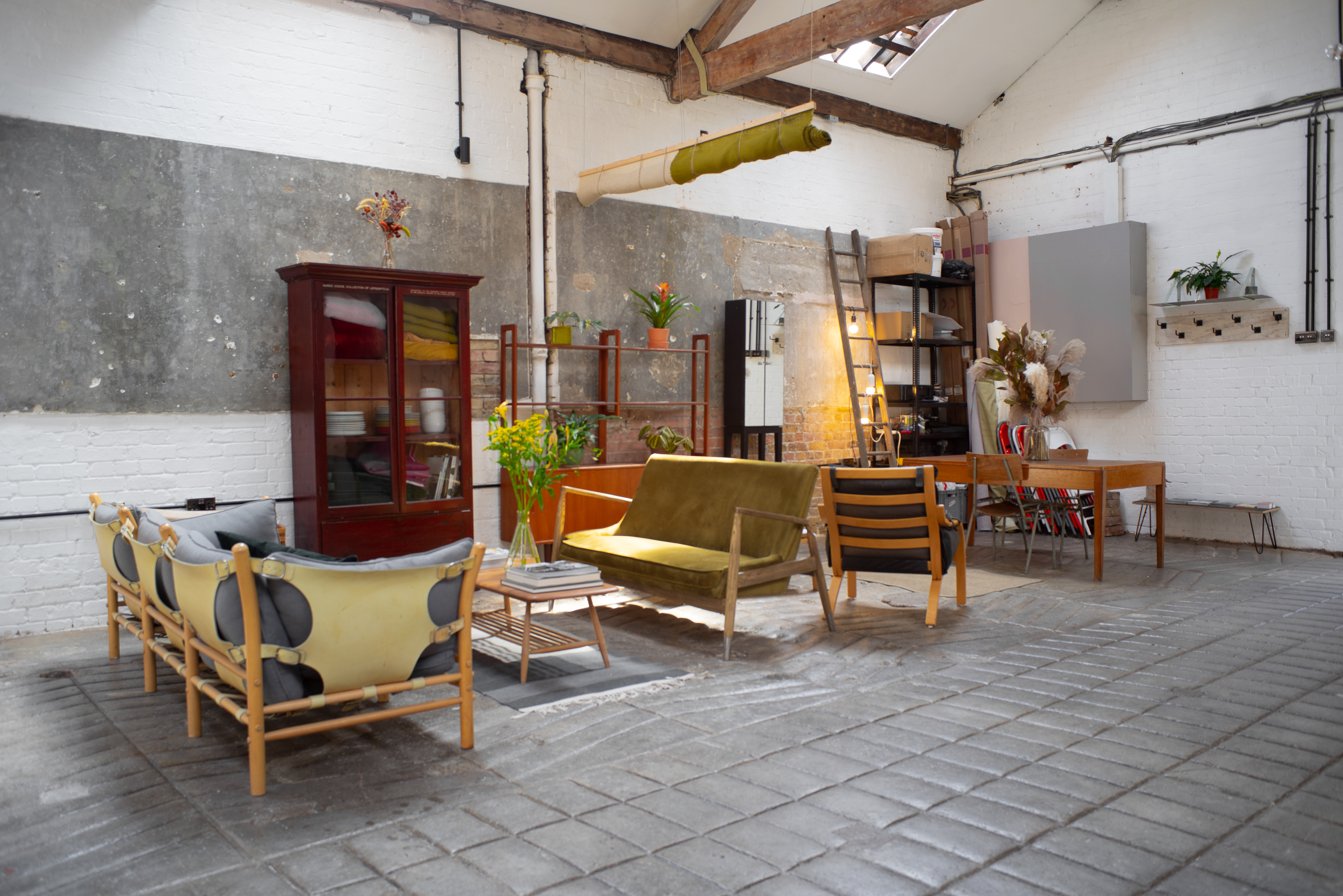 Versatile event space with vintage-modern decor, perfect for workshops and networking.