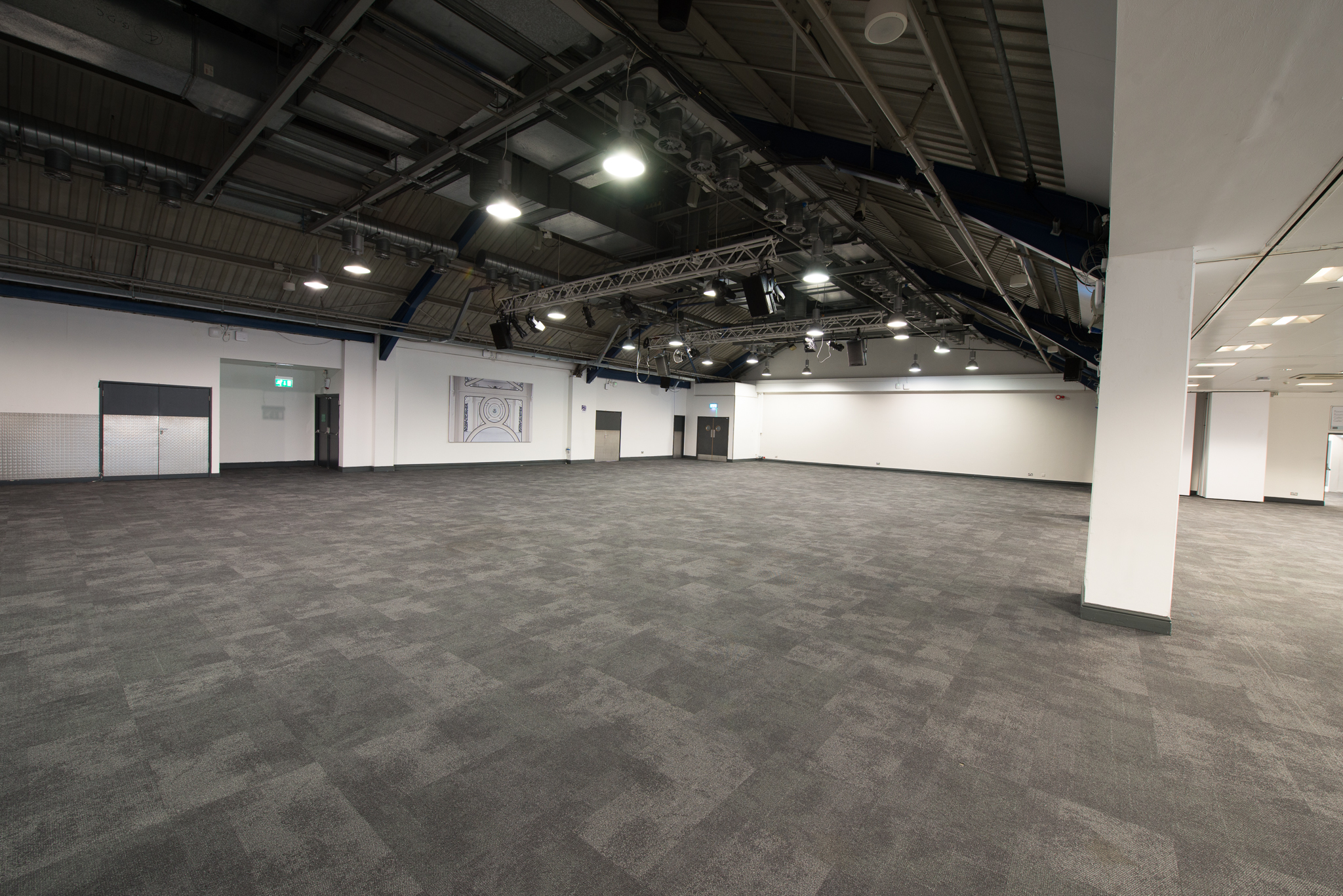 Spacious auditorium with high ceilings for versatile conferences and exhibitions.