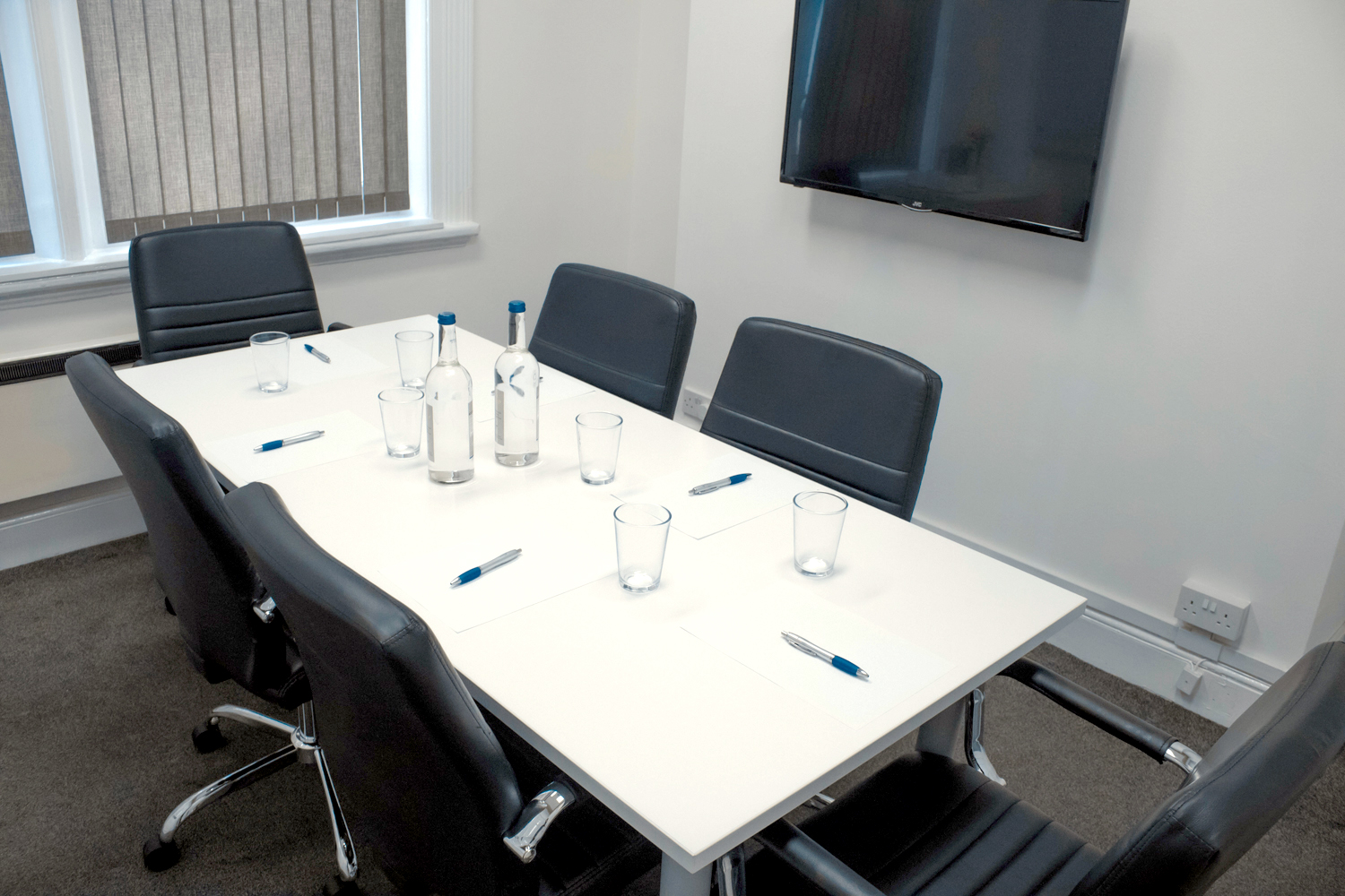 Modern meeting room in Oxford Circus, ideal for professional gatherings and presentations.