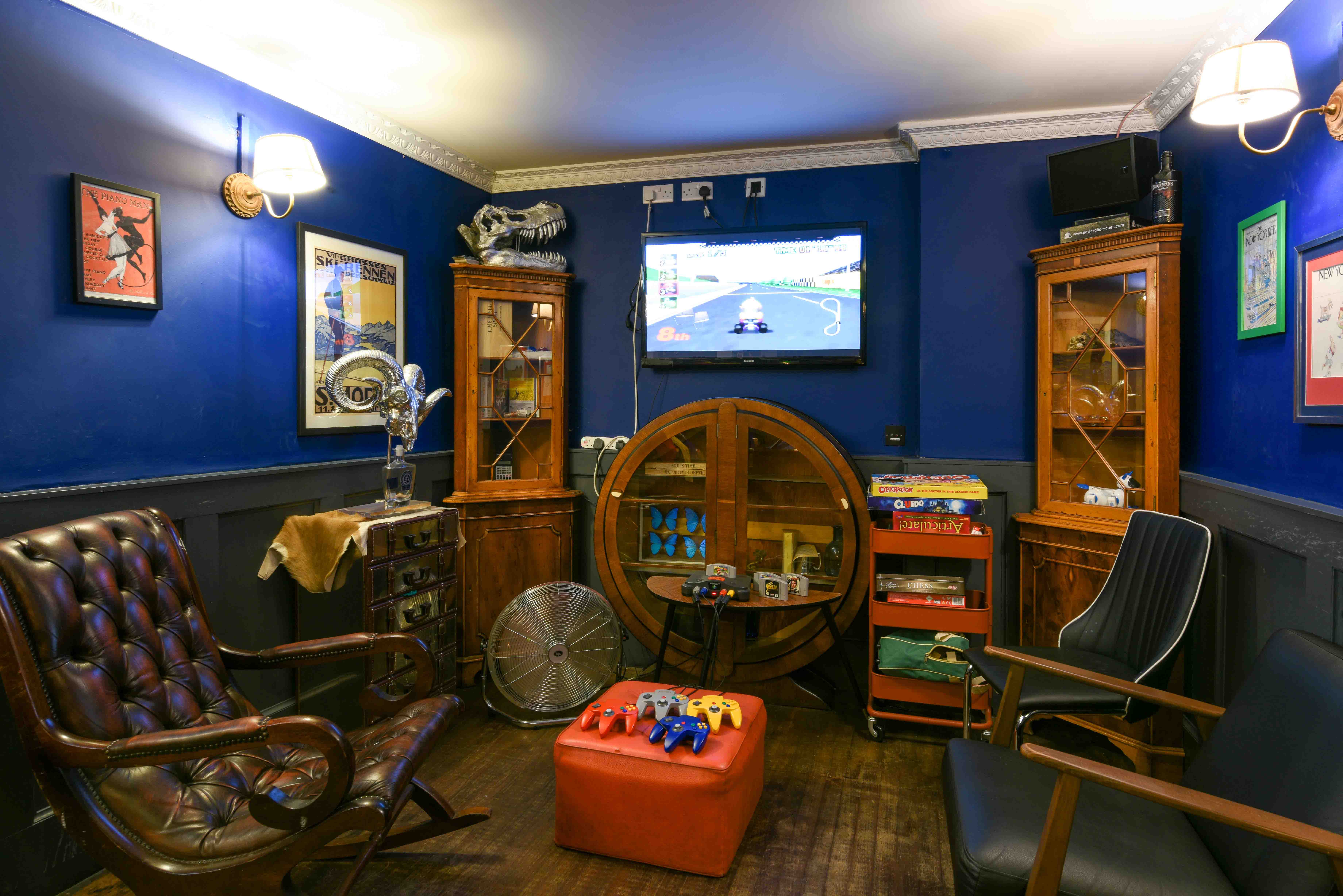 Cozy lounge with blue walls, ideal for team-building and informal meetings.