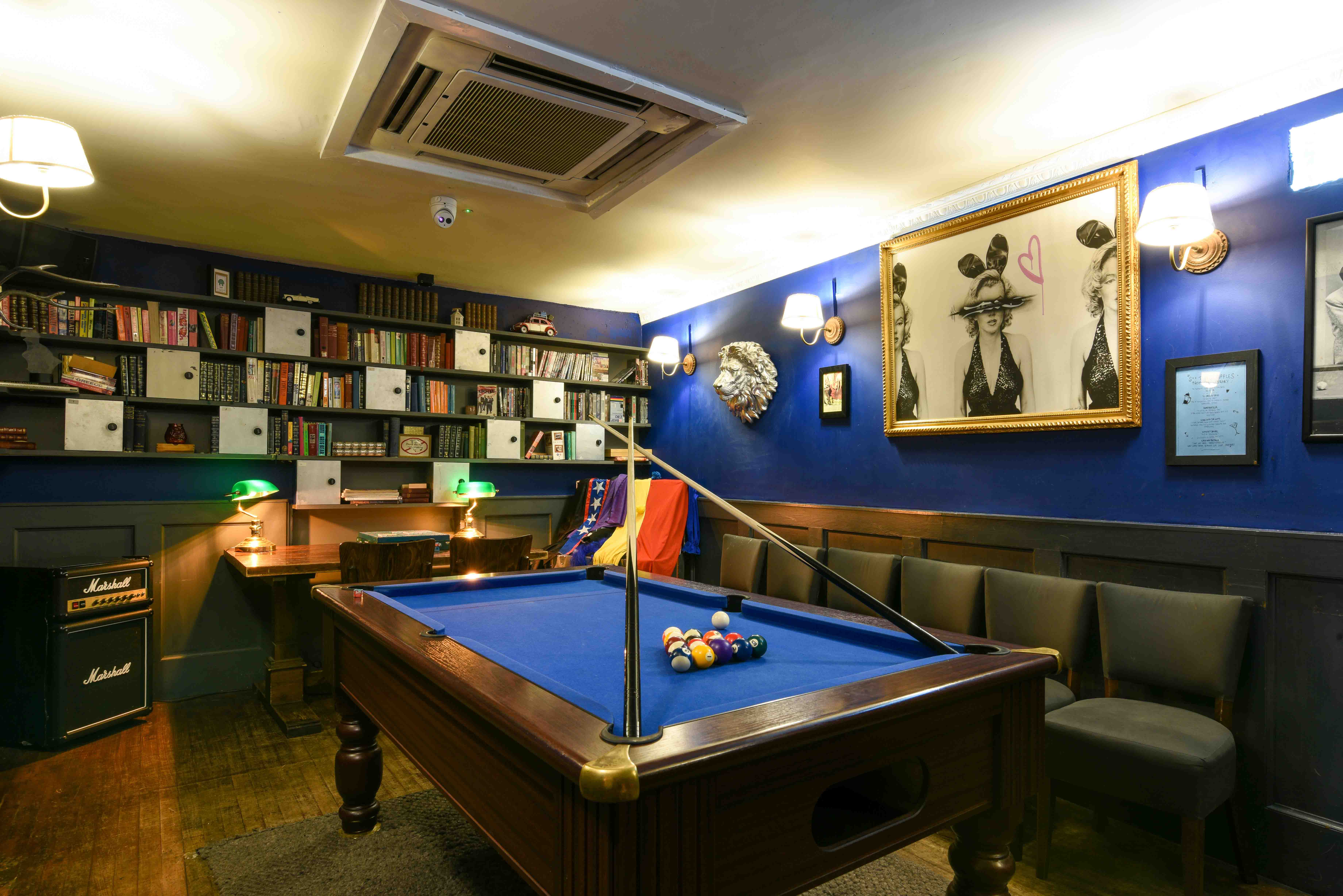 Cozy meeting space with billiards table, ideal for team-building and networking events.
