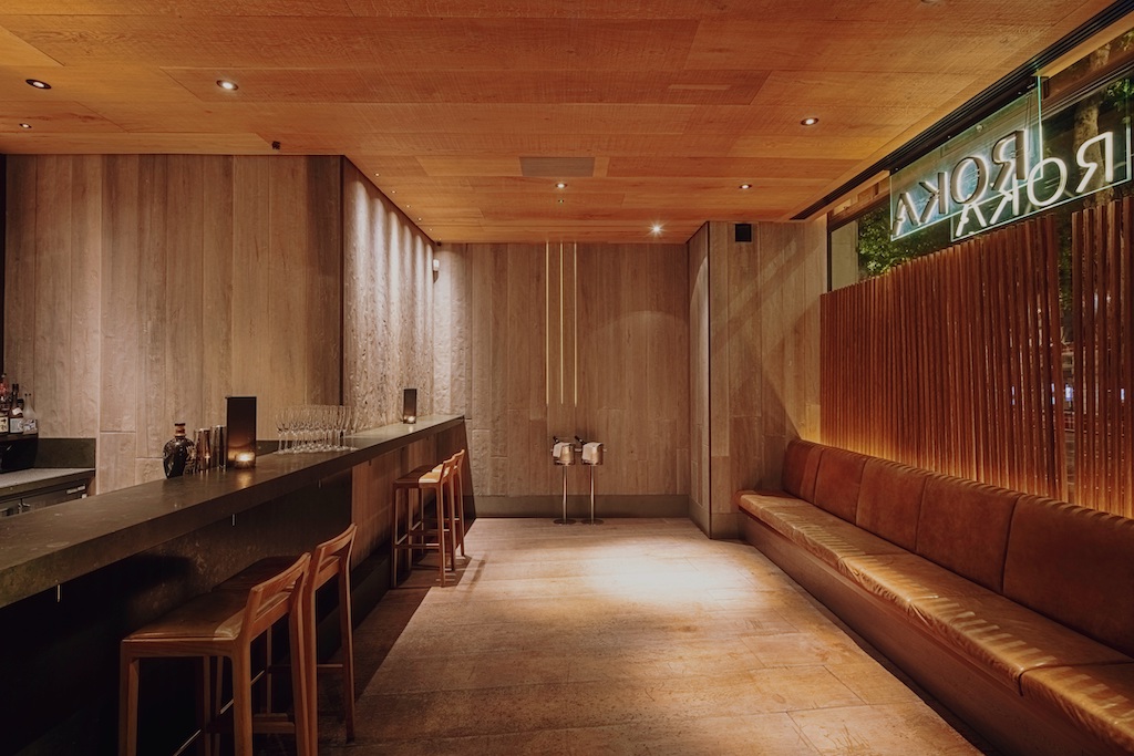 Modern lounge bar at ROKA Aldwych, ideal for cocktail receptions and corporate meetings.