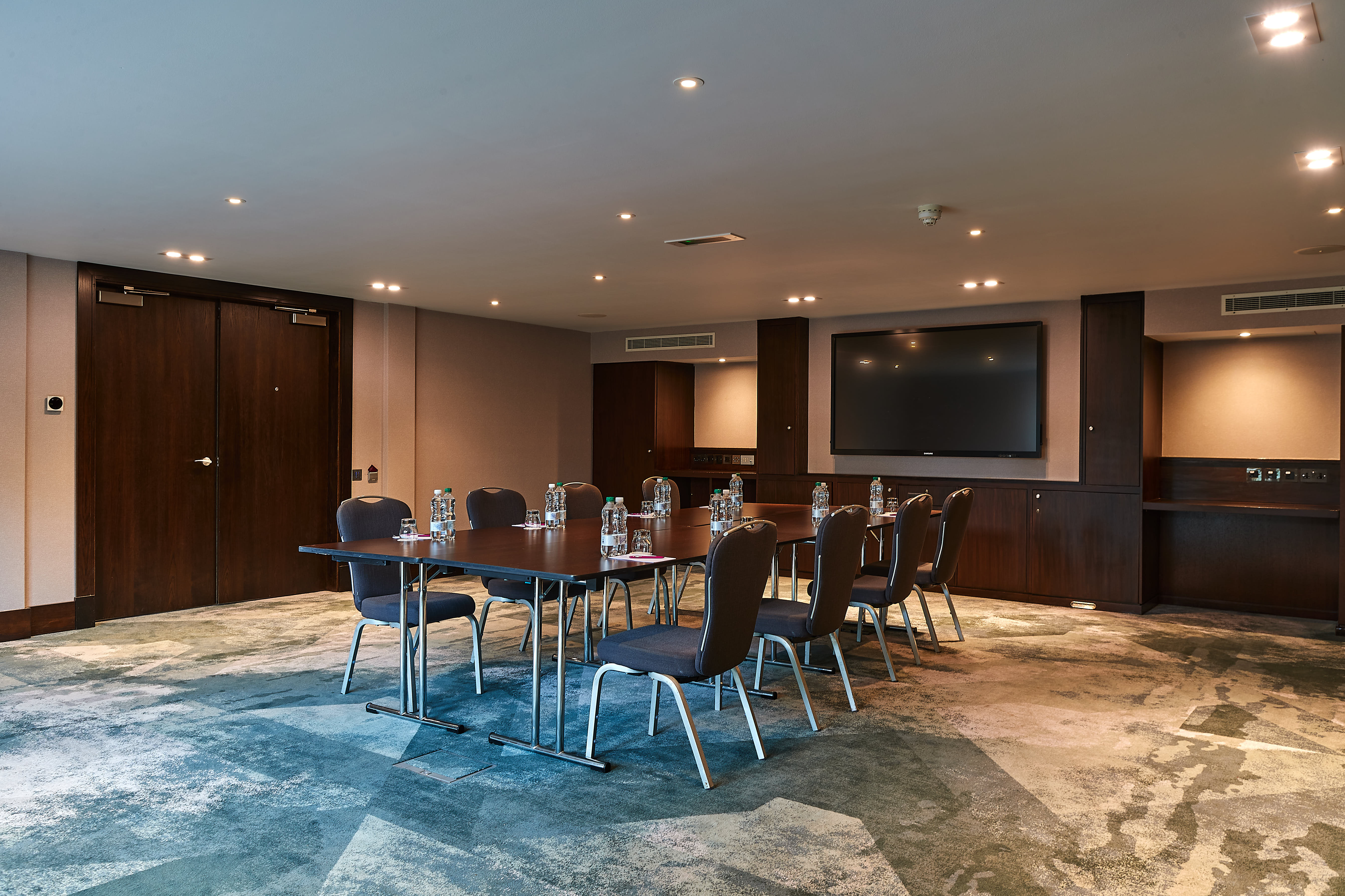 Creative meeting space with ergonomic chairs for professional gatherings and workshops.