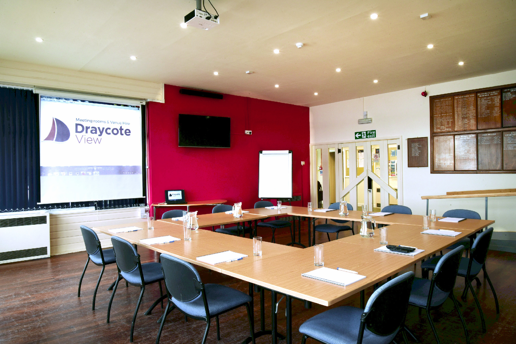 Draycote Lounge meeting room with U-shaped table, ideal for professional gatherings.