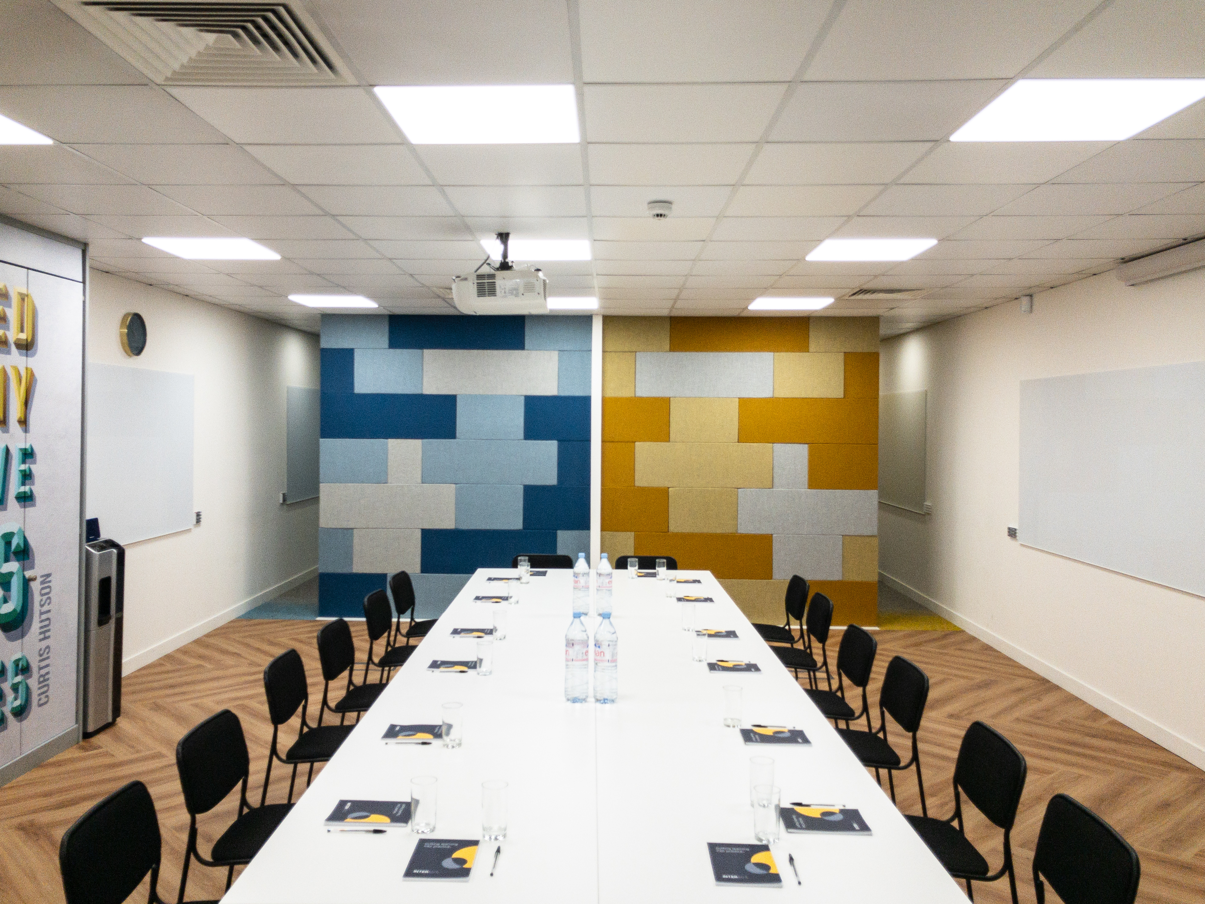 Modern workshop meeting room with vibrant colors, ideal for collaboration and brainstorming.