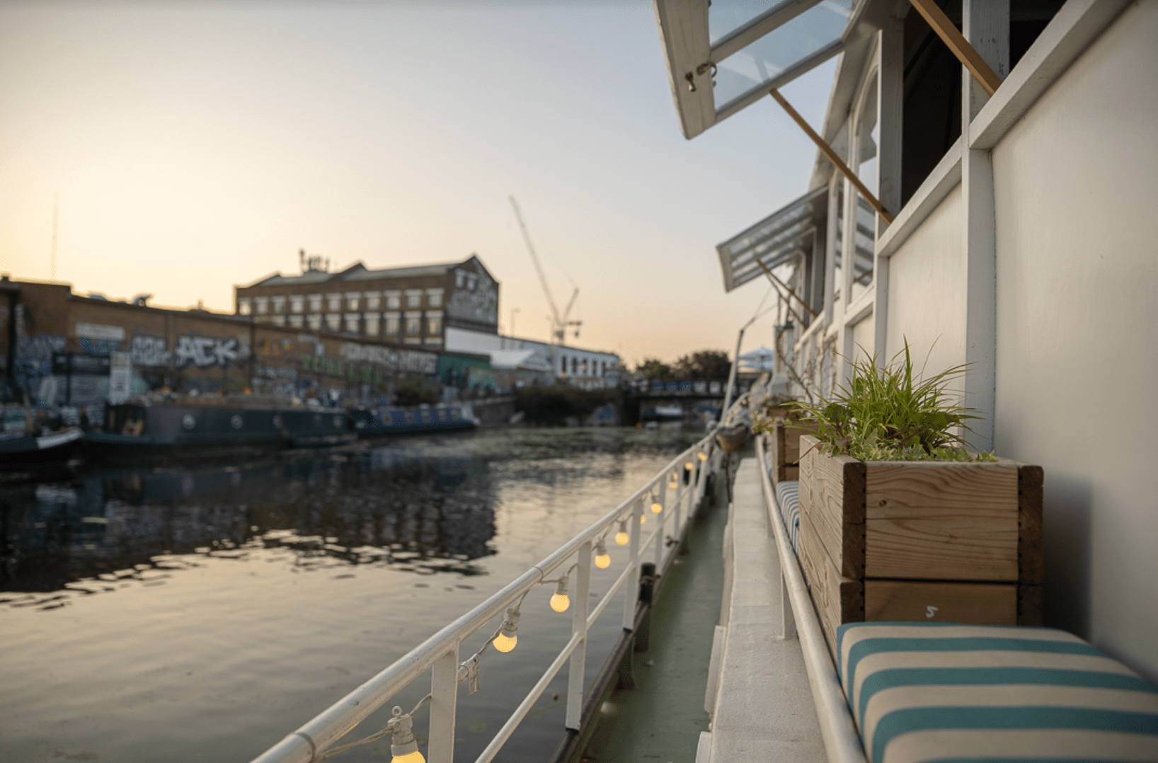 The Barge  - 1zzabknnhrl.png