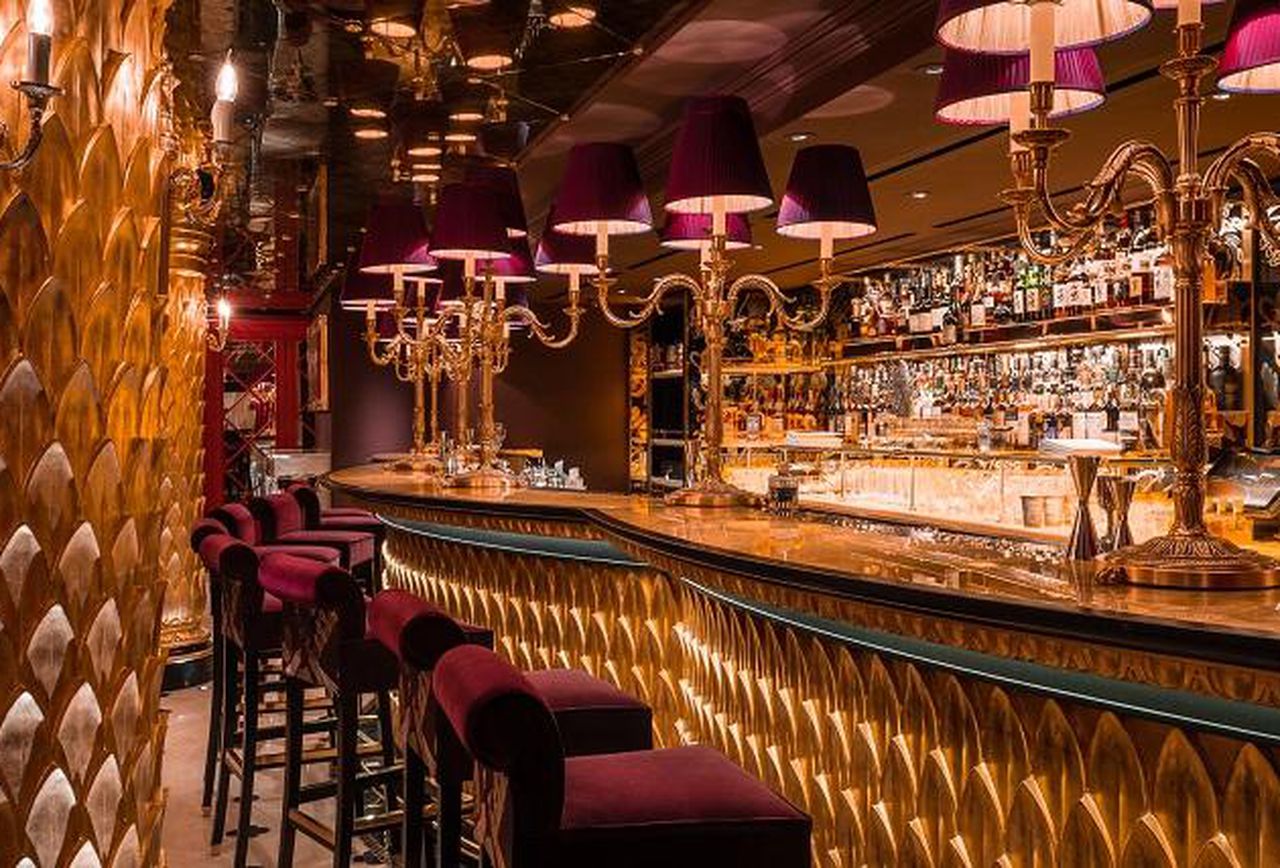 Luxurious bar at Club Chinois, ideal for networking events and cocktail receptions.