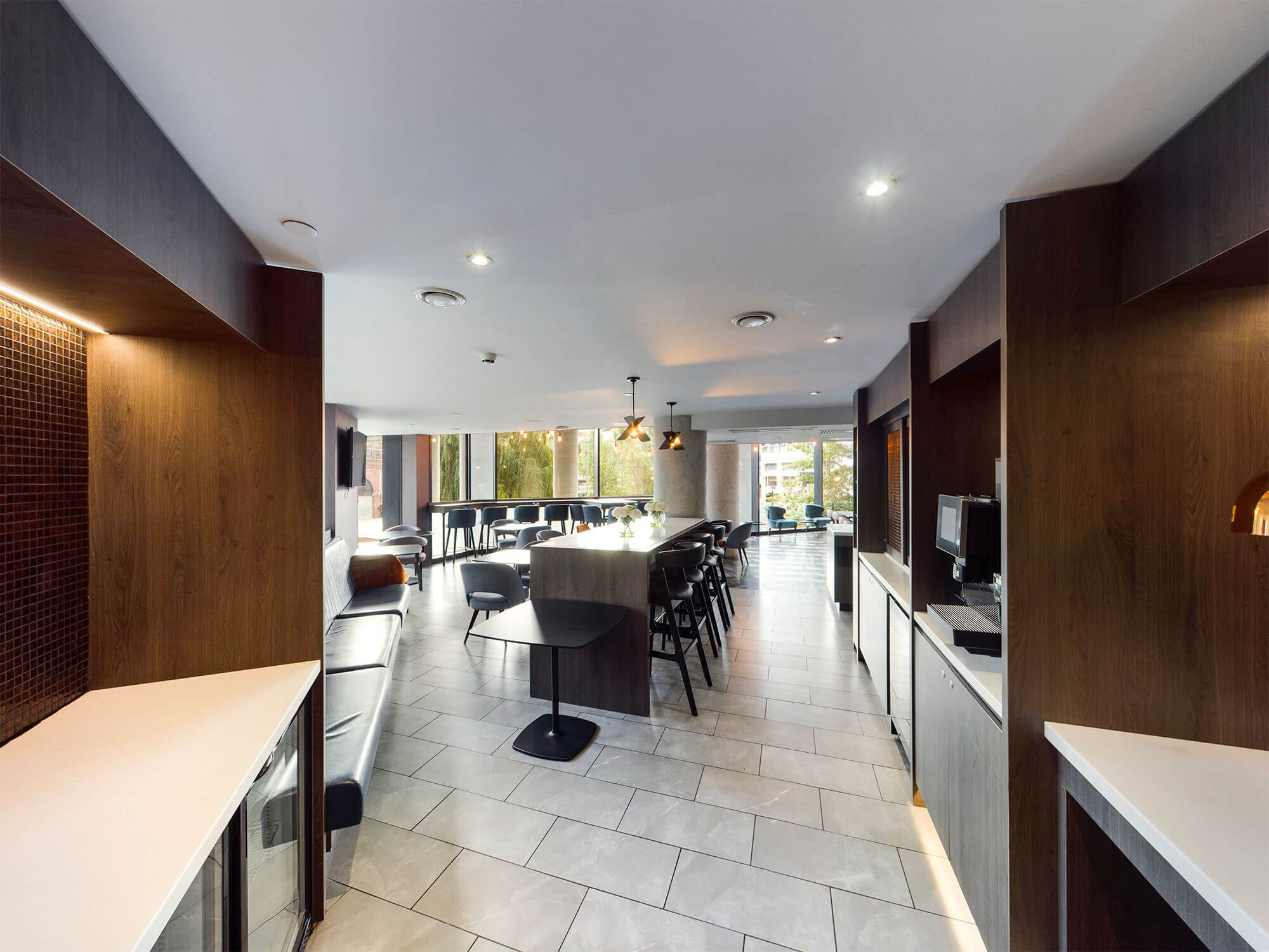 Embankment Lounge  - 11ouj0gk2xl.jpg