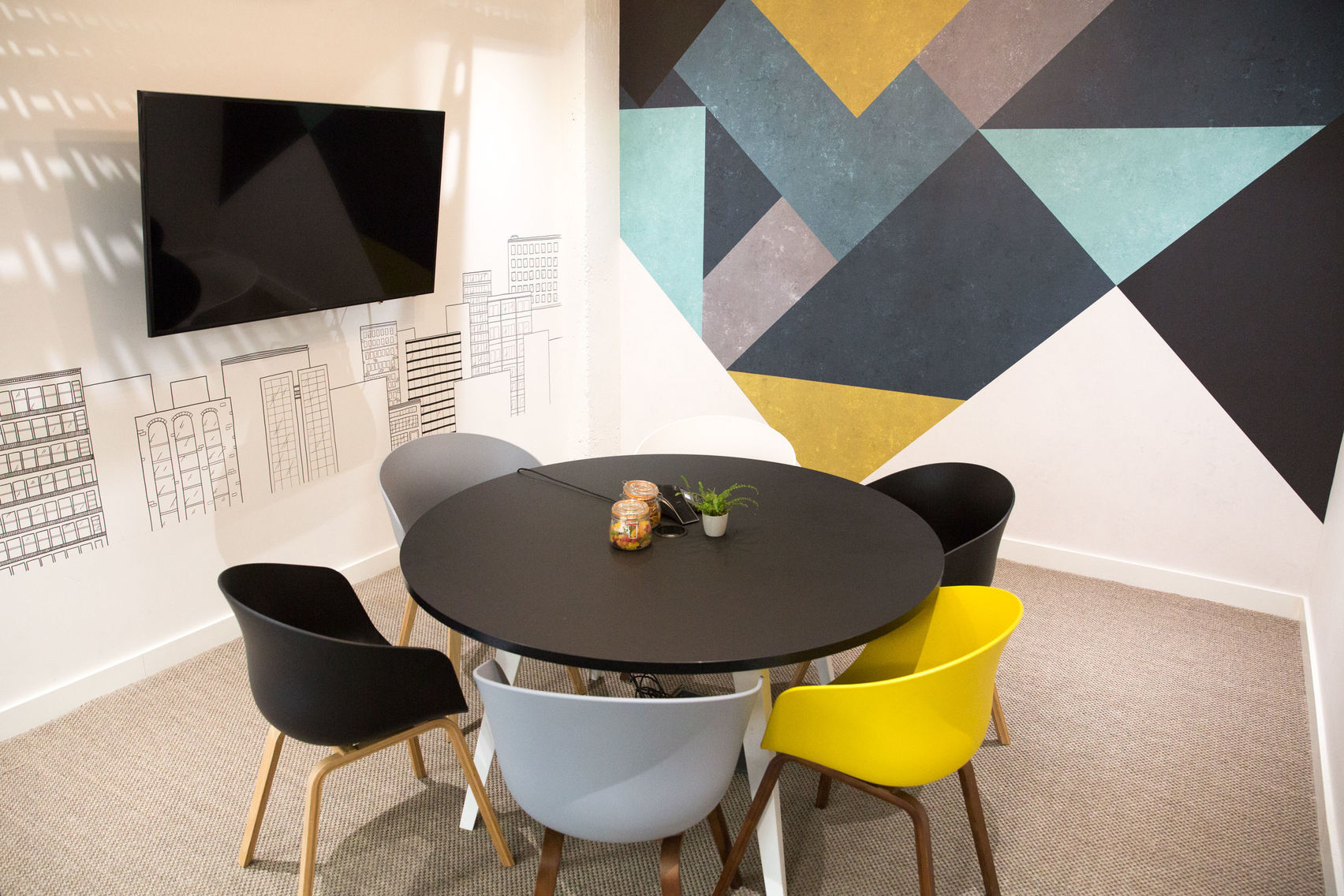 Modern meeting space at The Shard with round table, ideal for collaboration and presentations.