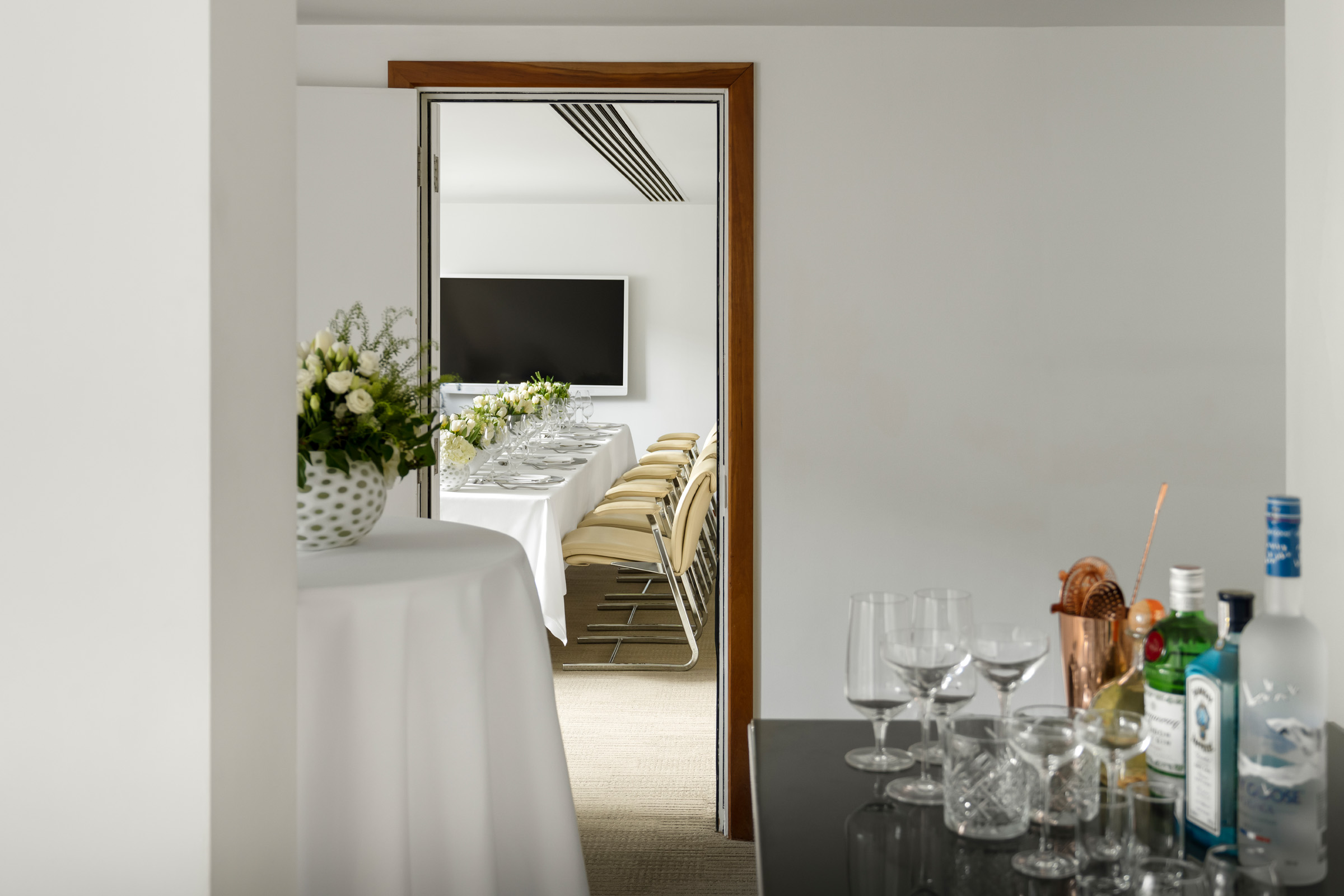 Met Studio meeting space in COMO Metropolitan London, modern decor for professional events.