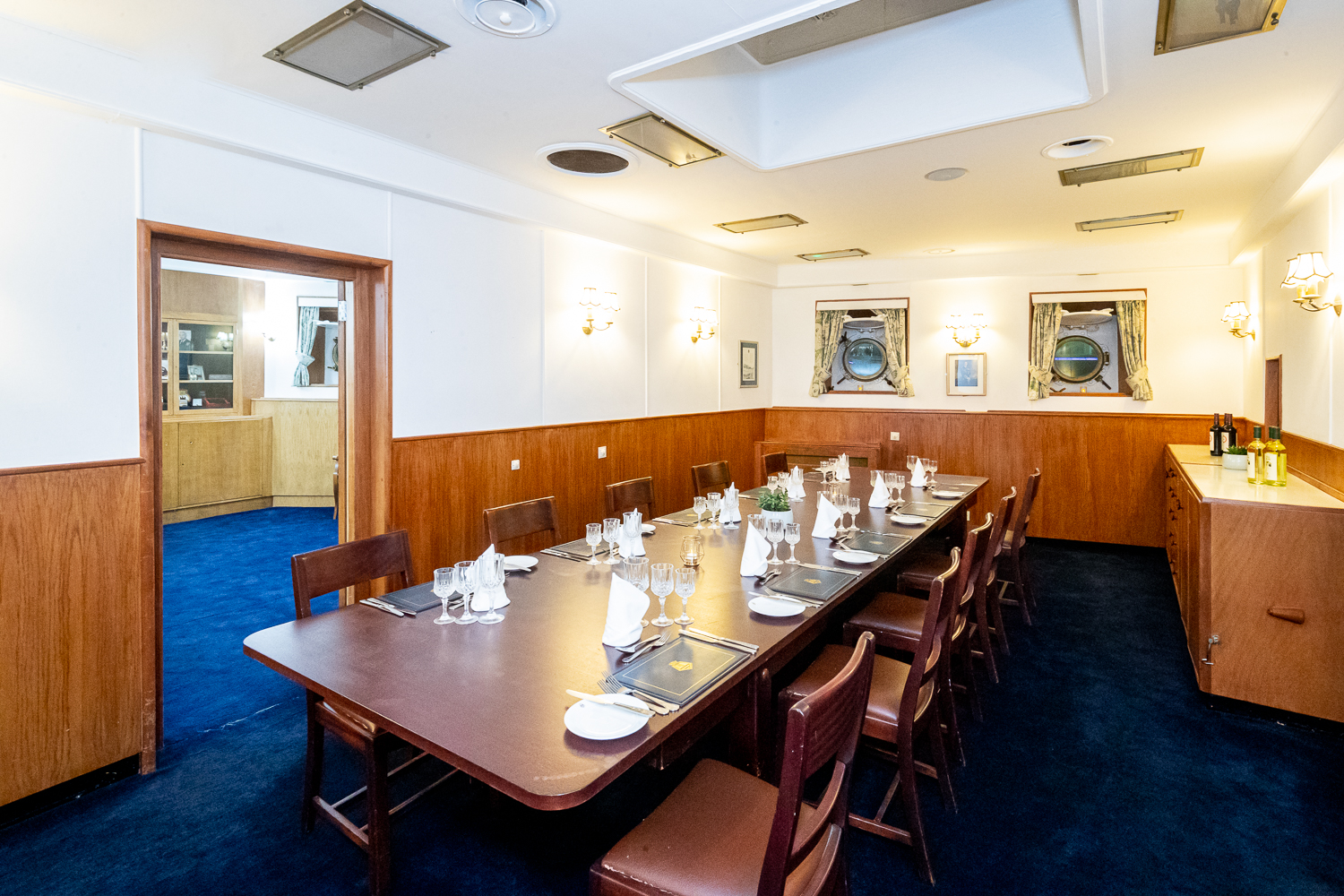 Admiral's Quarters - t1dzsvfofmo.jpg