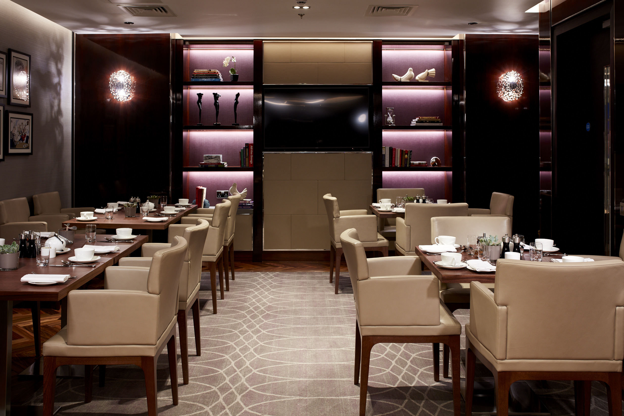 Sophisticated dining space in Crowne Plaza London for corporate events and meetings.