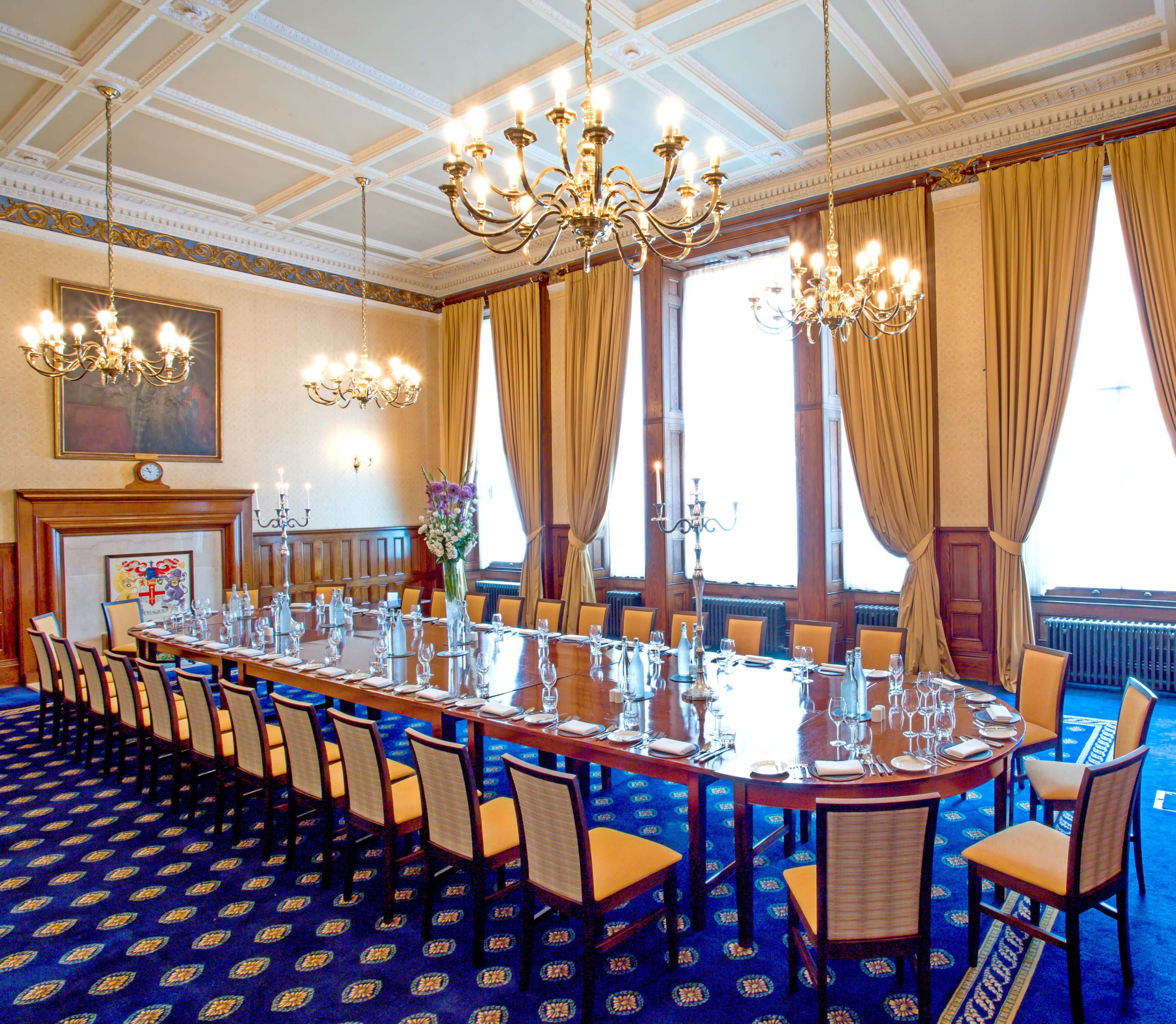 Sophisticated meeting room with long table, ideal for corporate events and strategic meetings.