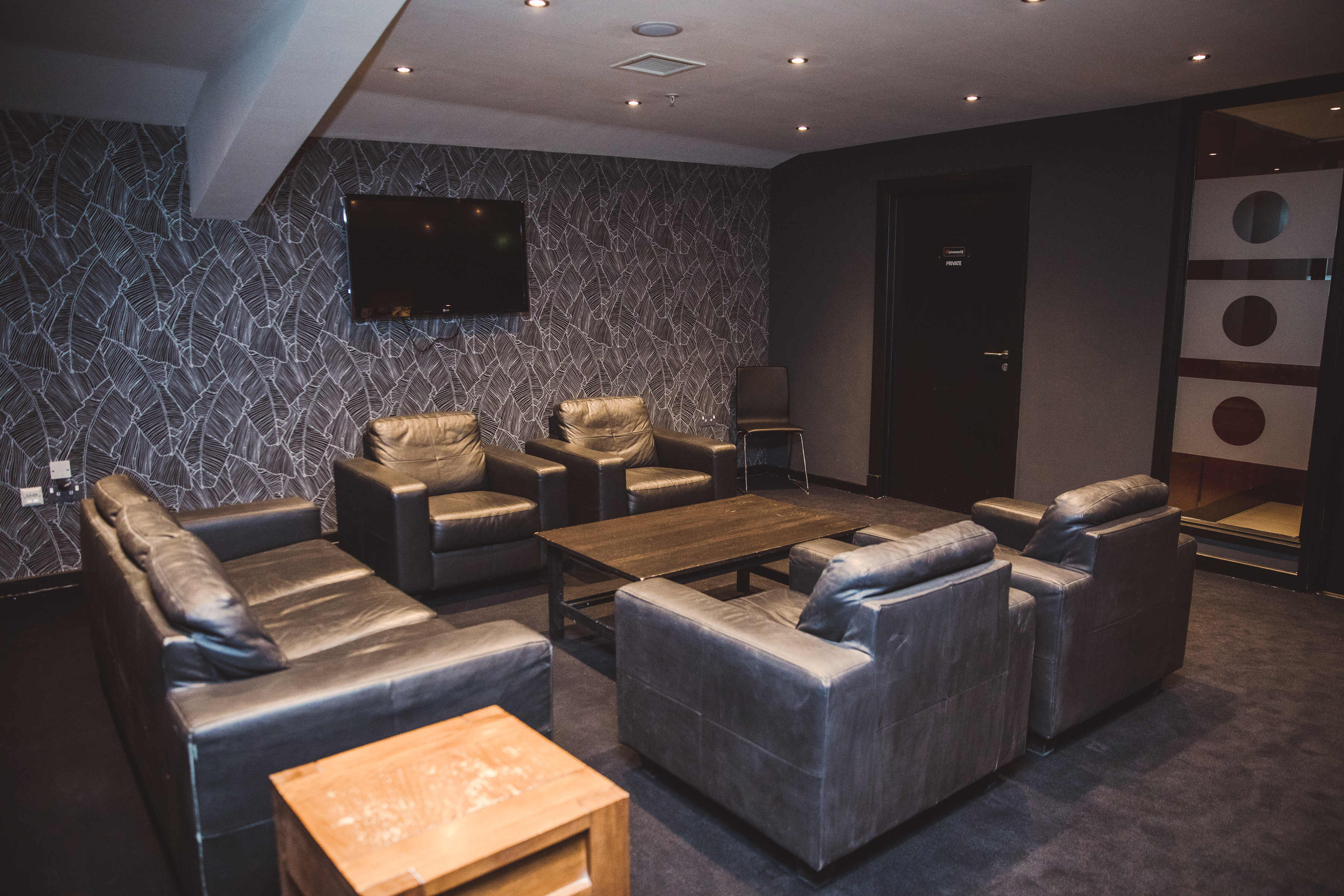 Medium Screen meeting space at Cineworld O2, ideal for brainstorming and presentations.