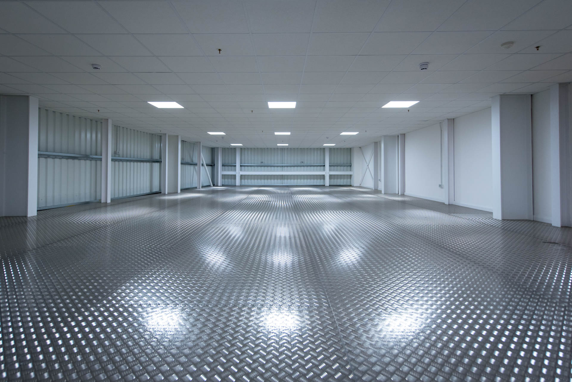 Spacious Studio 434 event space with polished metal floor for conferences and exhibitions.