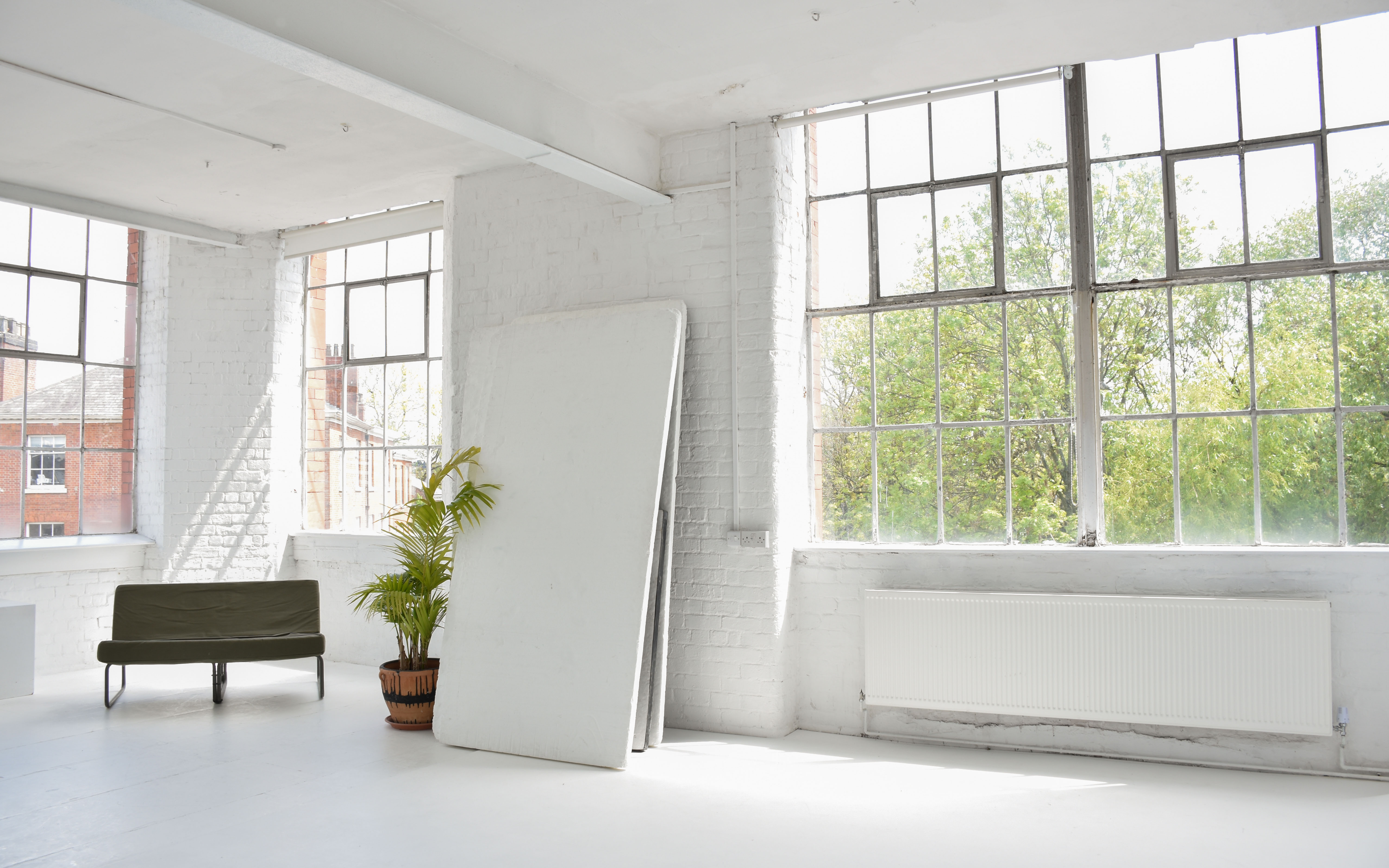 Bright event space with large windows, perfect for workshops and gatherings.