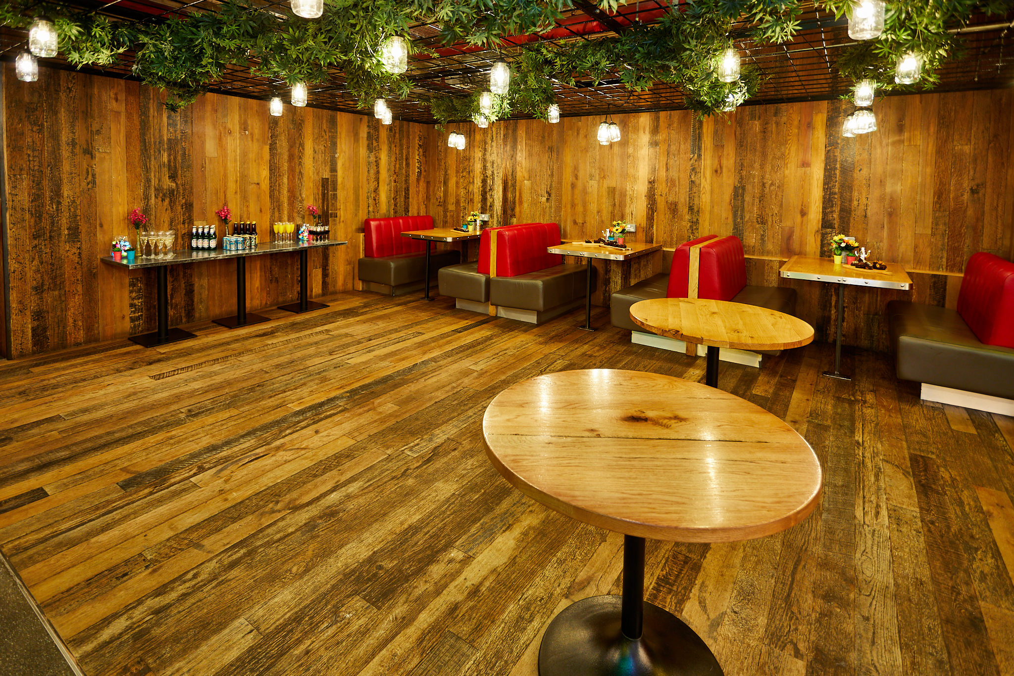 Stylish urban courtyard with wooden walls, ideal for intimate gatherings and networking events.