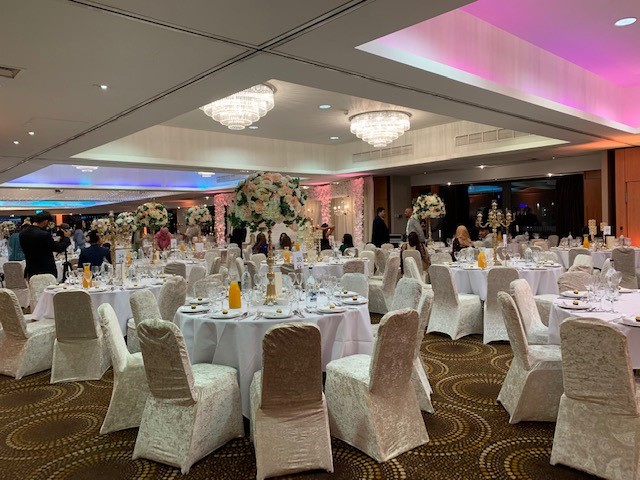 Elegant banquet hall with round tables, ideal for weddings and corporate events.