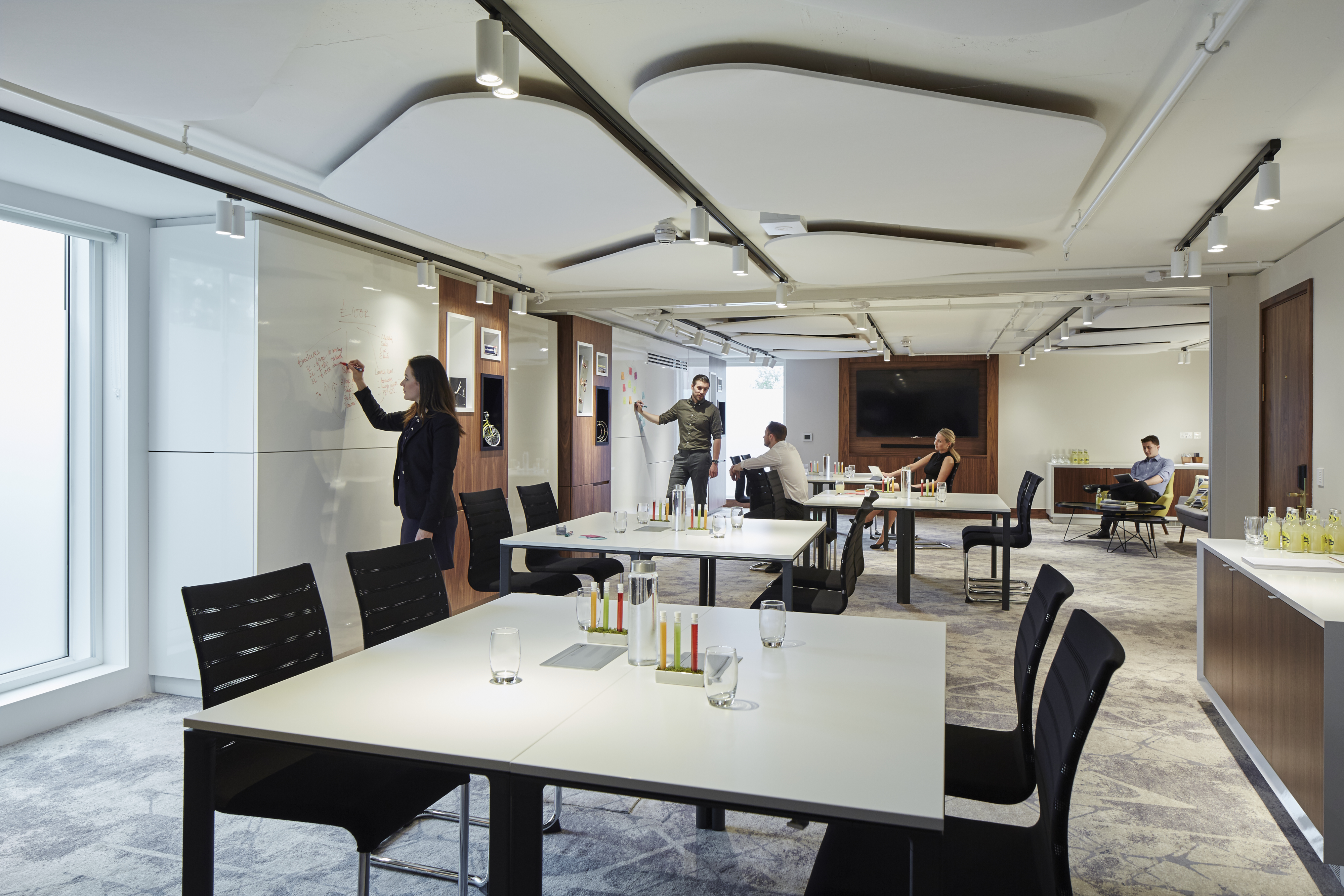 Modern meeting space at London Heathrow Marriott with writable walls for workshops.