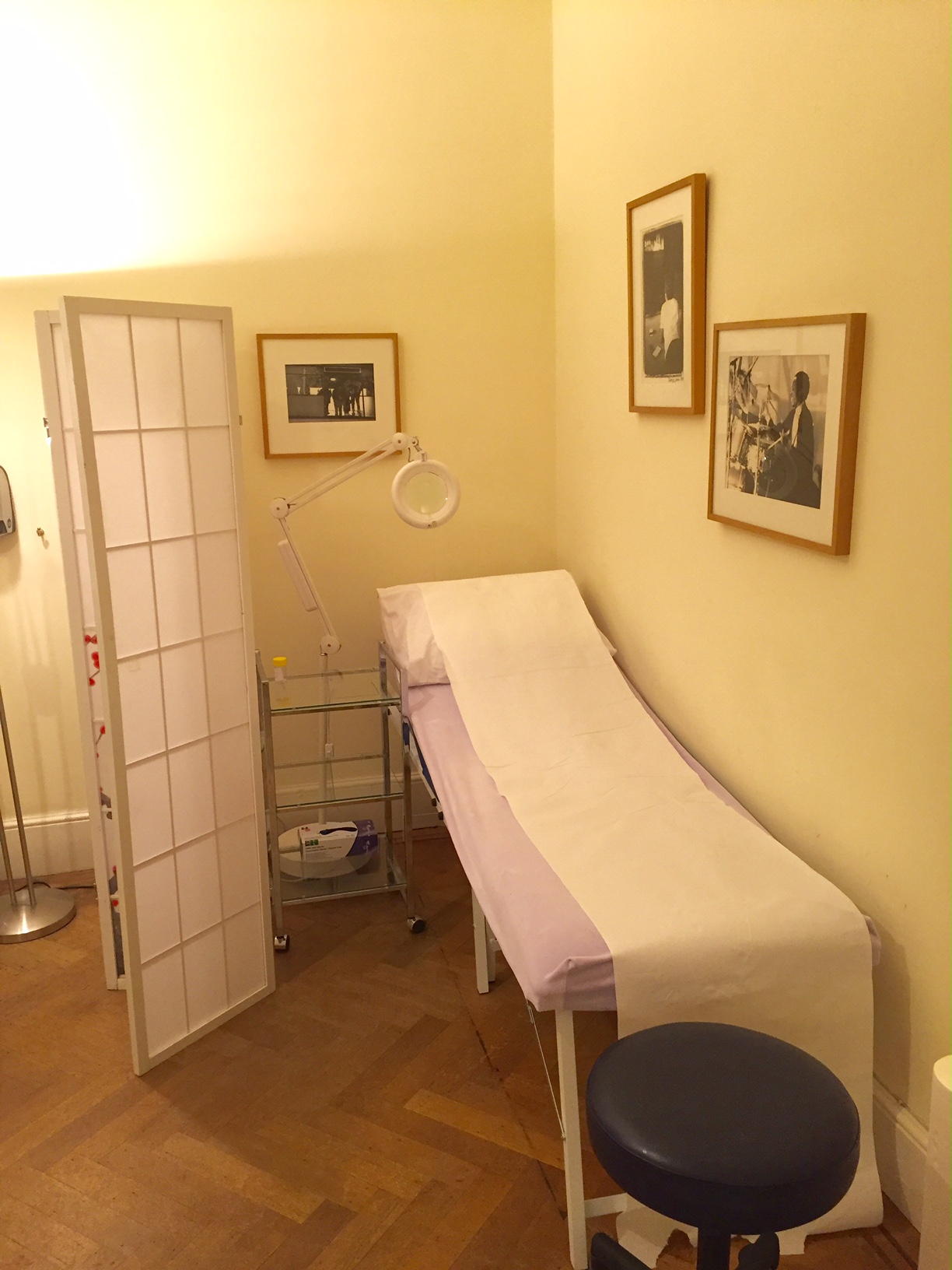 Well-organized wellness treatment room with a bed, ideal for conferences and relaxation.
