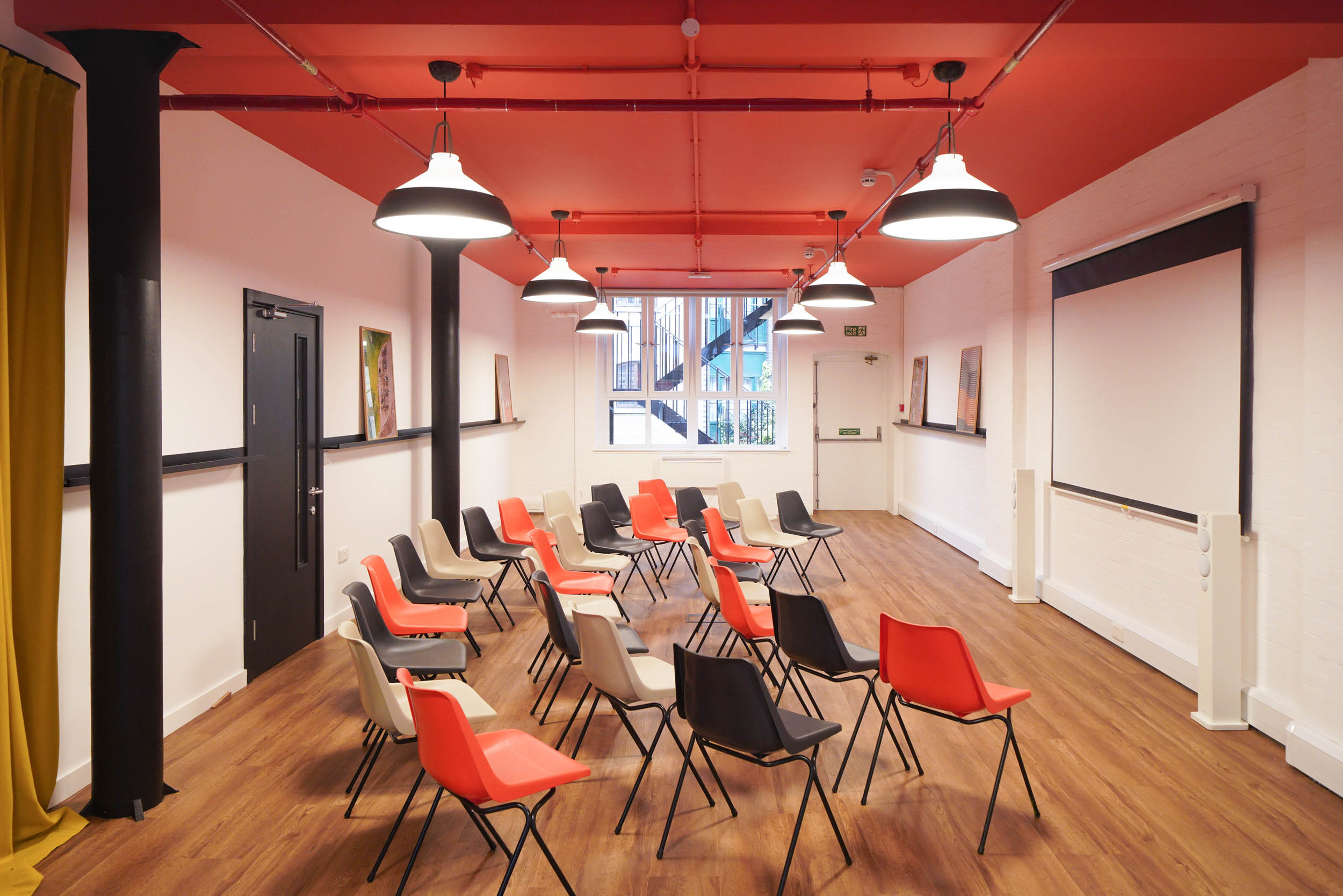 Versatile meeting space at The Hive, London Bridge, ideal for workshops and presentations.