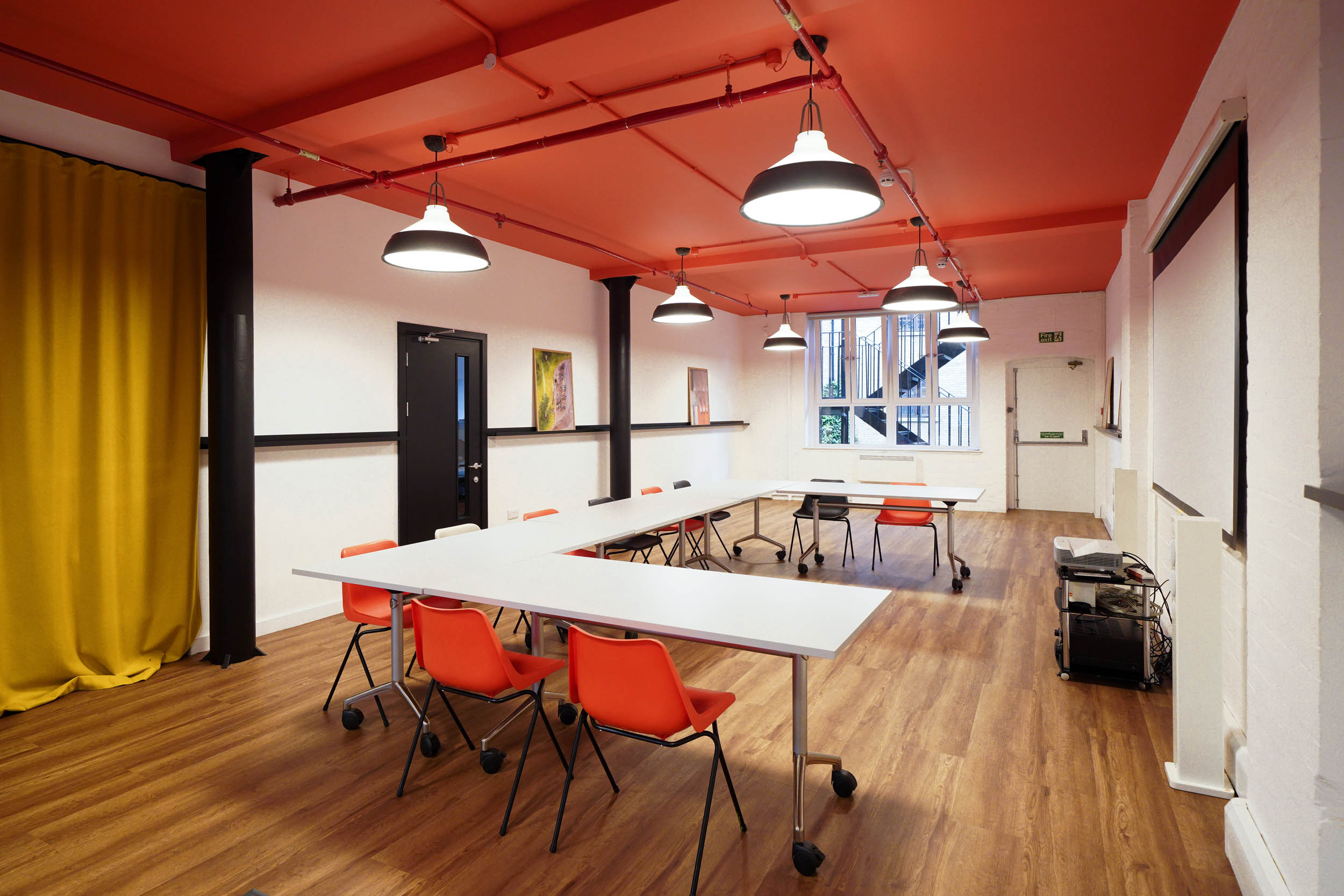 Versatile meeting space at The Hive, London Bridge, ideal for workshops and brainstorming.