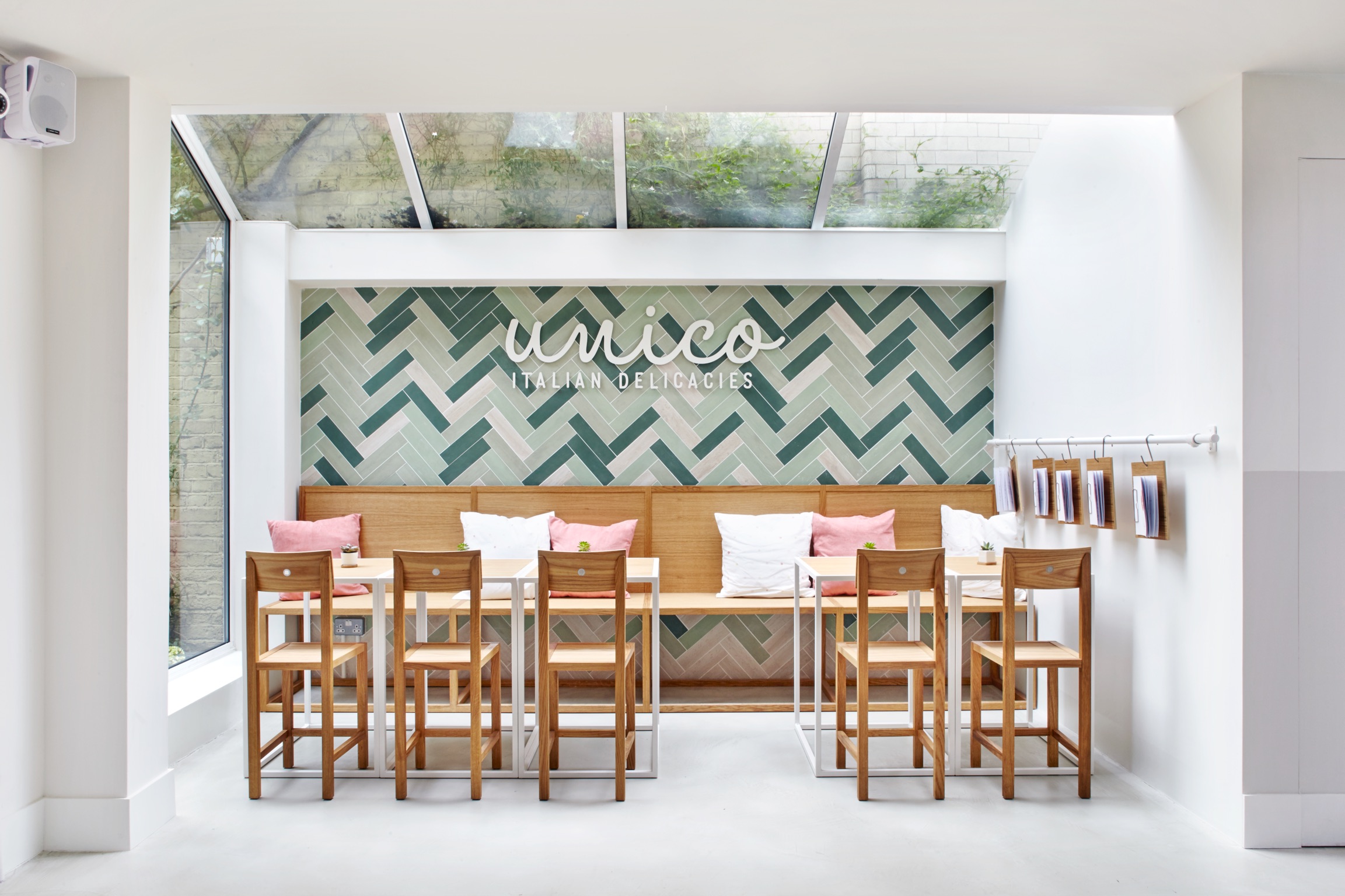 Modern Unico Notting Hill café with stylish decor, ideal for meetings and gatherings.