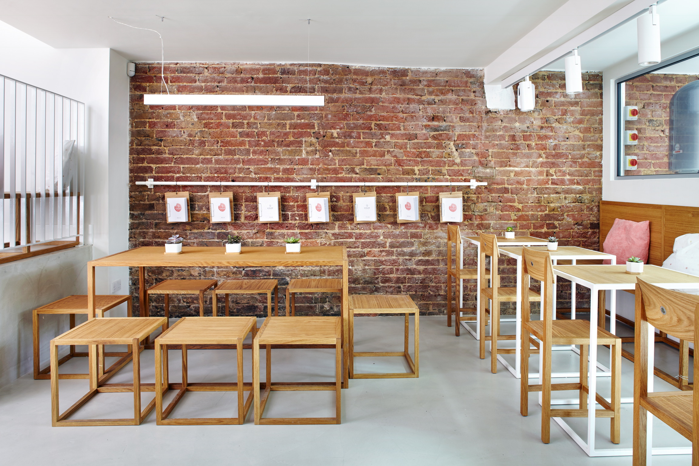 Modern meeting space at Unico Notting Hill with exposed brick, ideal for workshops.