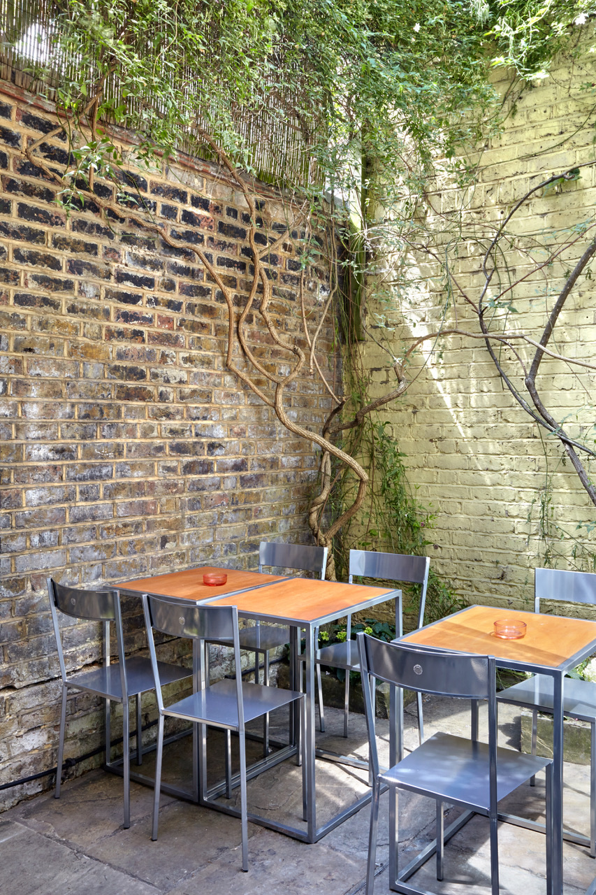 Charming outdoor space at Unico Notting Hill for casual gatherings and meetings.