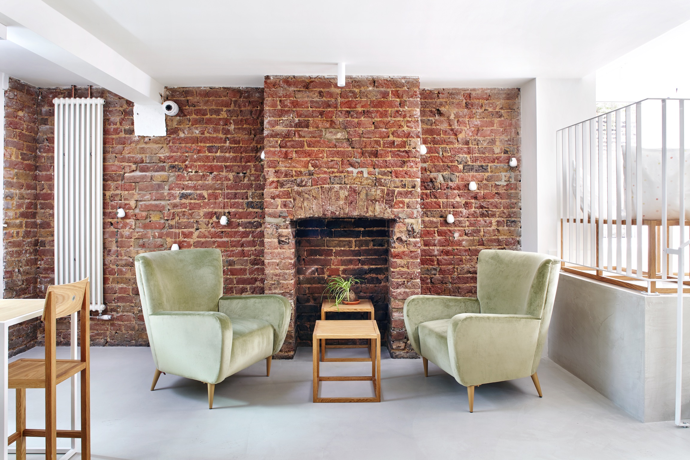 Stylish meeting space with plush armchairs at Unico Notting Hill for creative sessions.