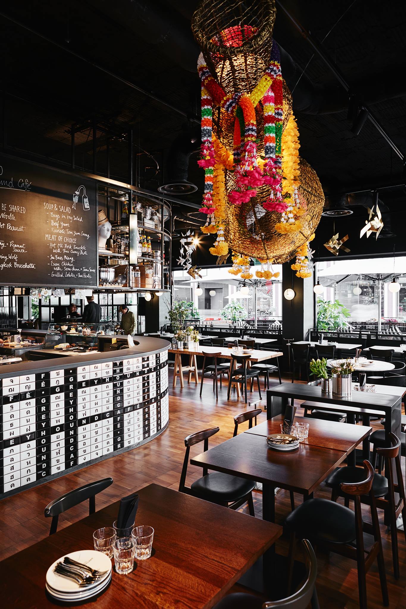 Modern restaurant interior with natural light, ideal for events and meetings.