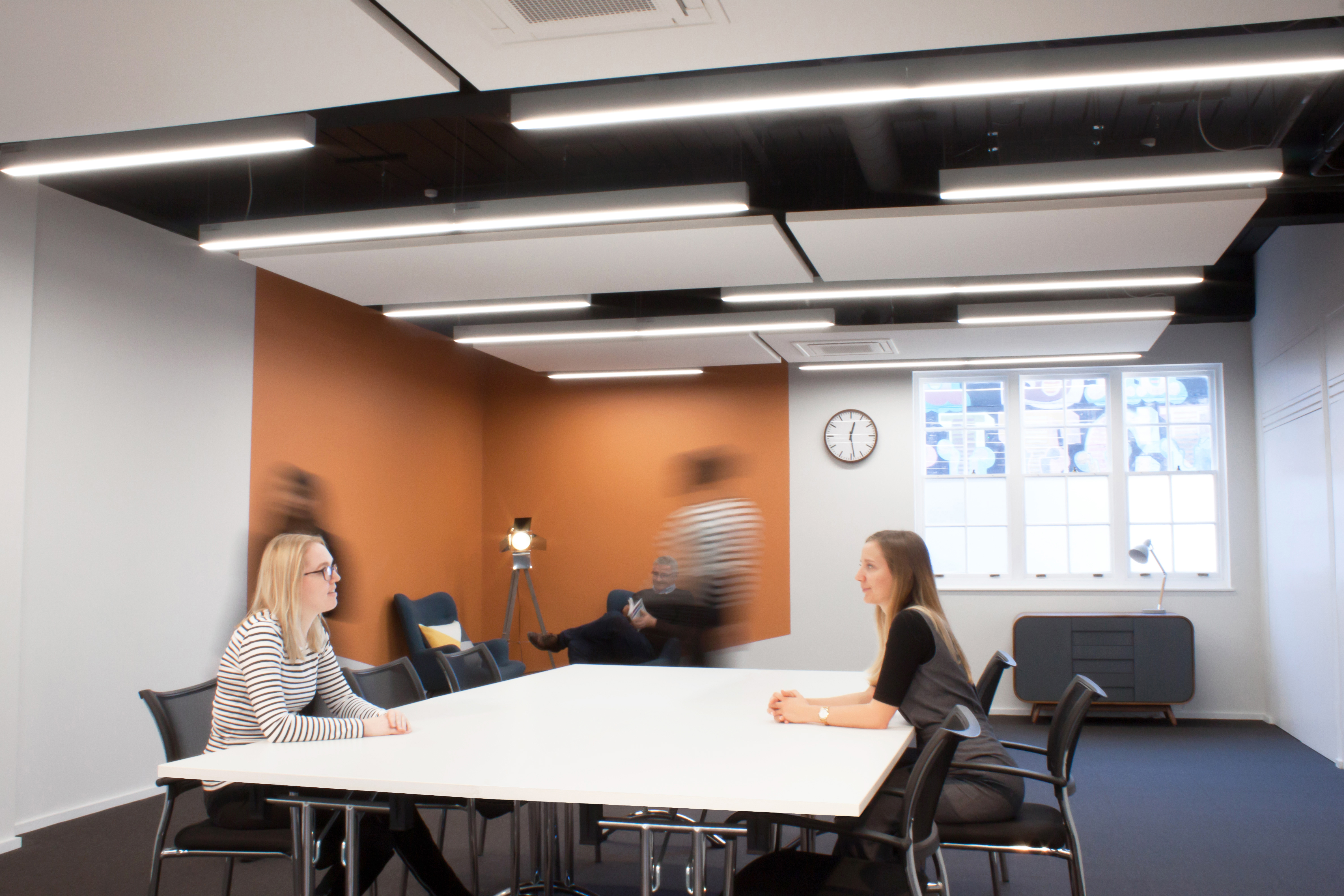 Modern meeting room with round table, ideal for collaboration and brainstorming sessions.