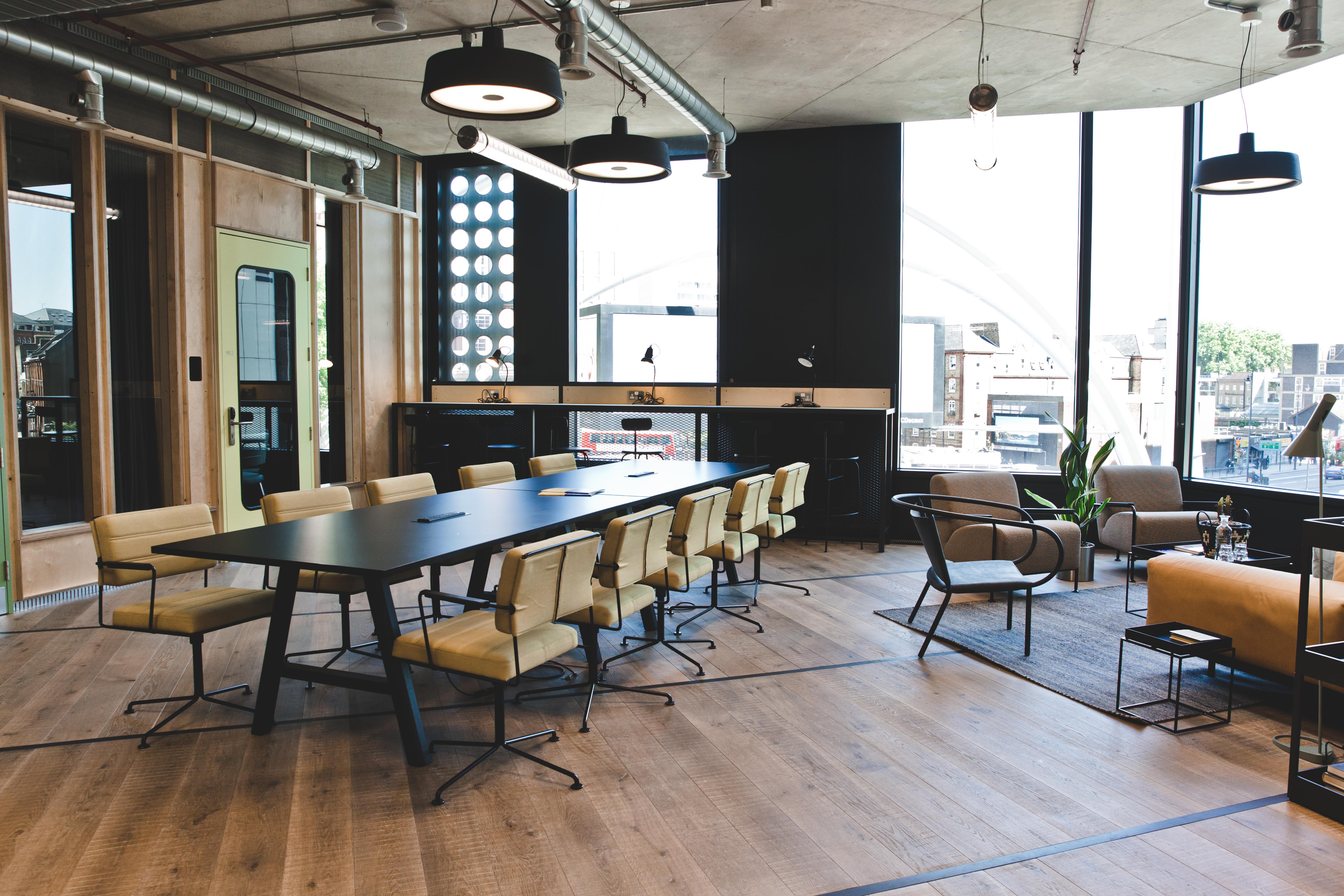 Modern conference room at FORA White Collar Factory, ideal for meetings and brainstorming.