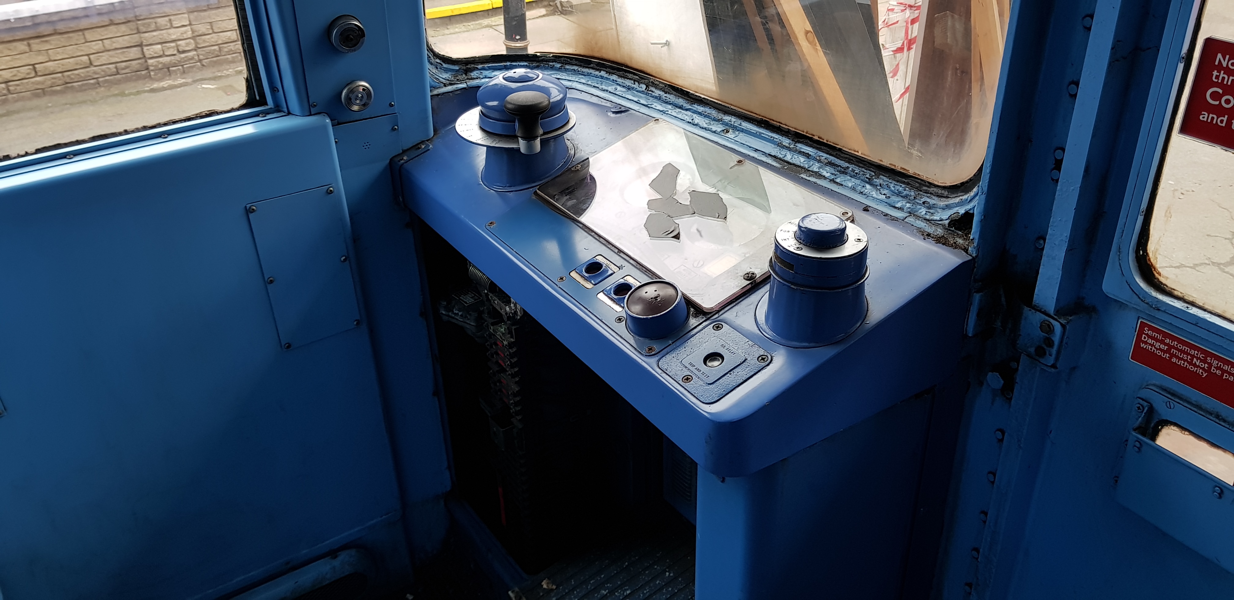 Victoria Line cab - kh2ilwdycf1.jpg