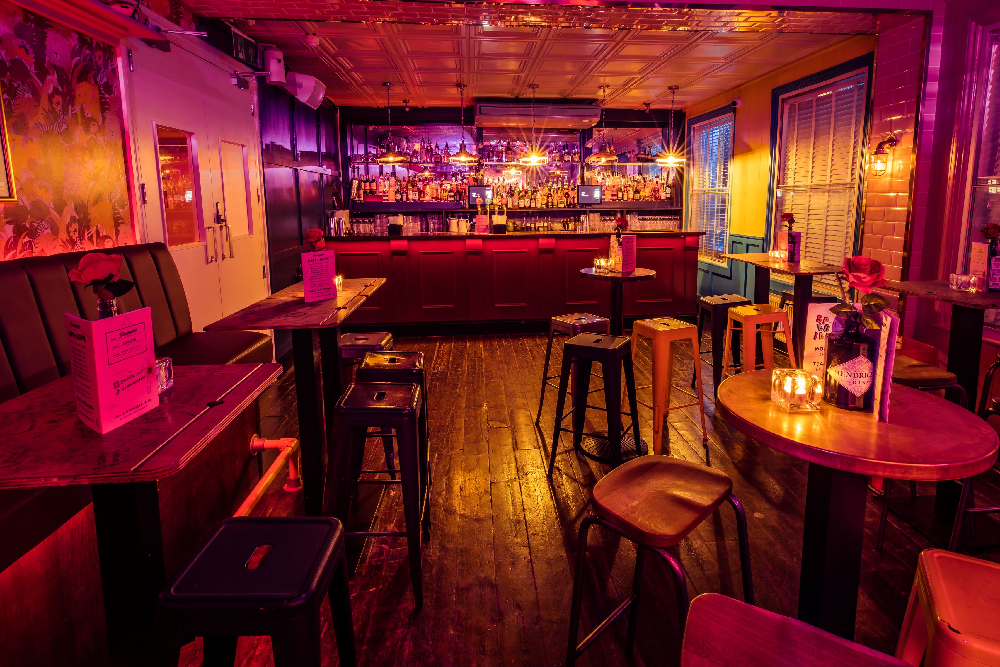 Stylish bar setting in Simmons | Soho, perfect for networking events and cocktail receptions.