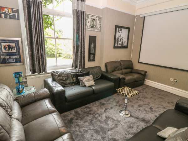 Cozy meeting space in Peak Manor with leather seating for brainstorming sessions.