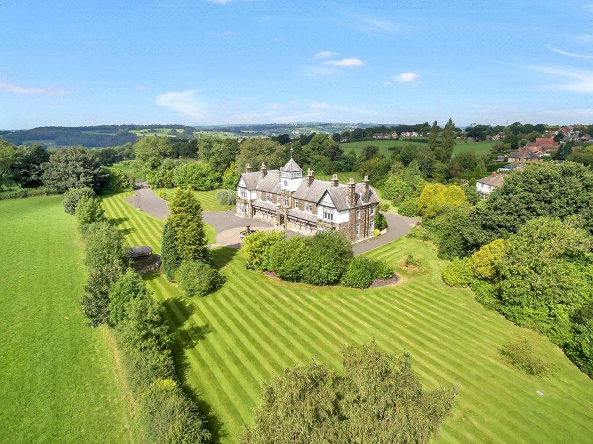 Whole Space at Peak Manor: elegant estate with lush lawns for upscale events and retreats.