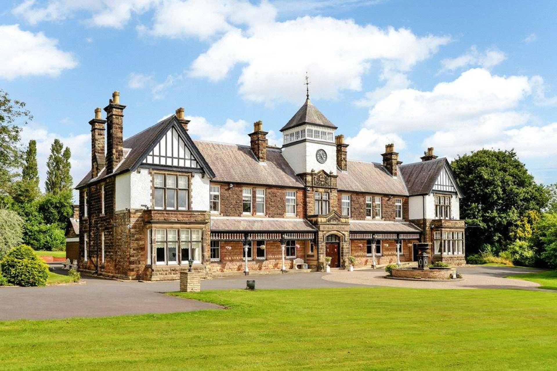 Whole Space at Peak Manor: elegant venue for corporate events in lush greenery.