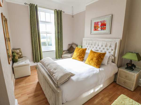 Elegant guest room in Peak Manor, perfect for meetings and retreats.