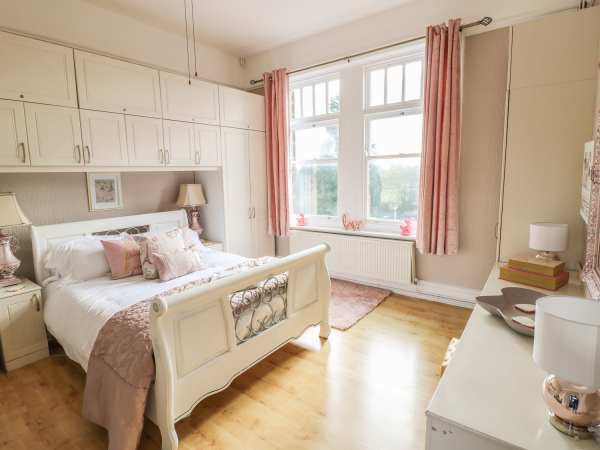 Cozy bedroom in Whole Space, Peak Manor for events and retreats.