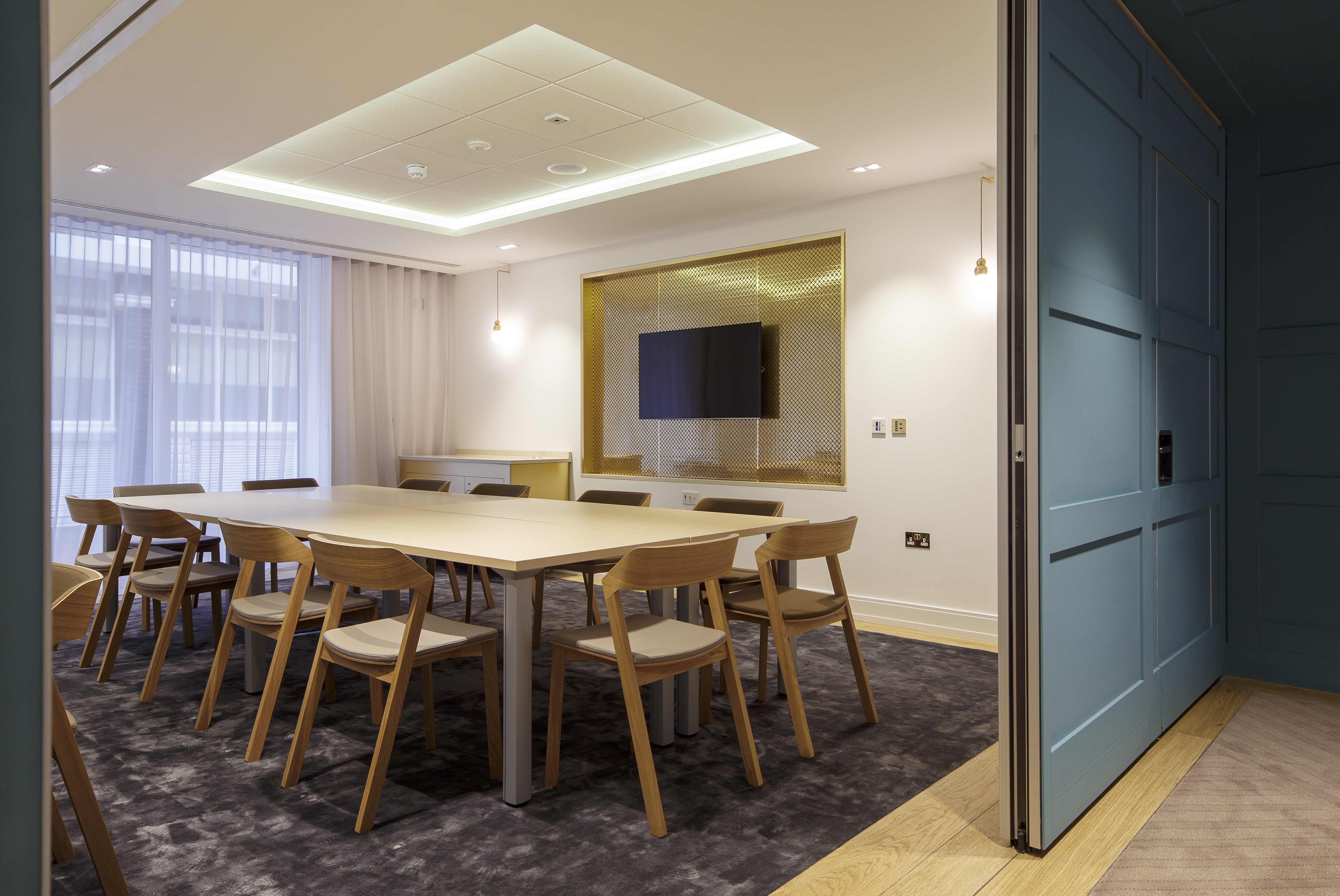 Modern meeting room with large table, ideal for presentations and collaboration.