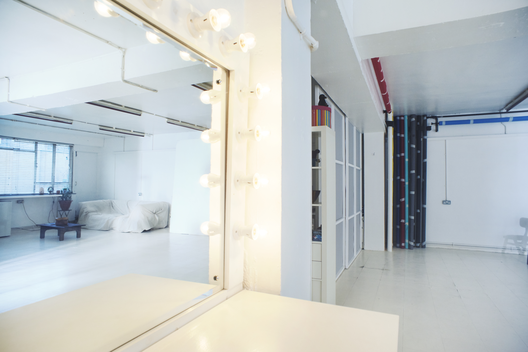 Bright event space with large mirror, ideal for gatherings and meetings.