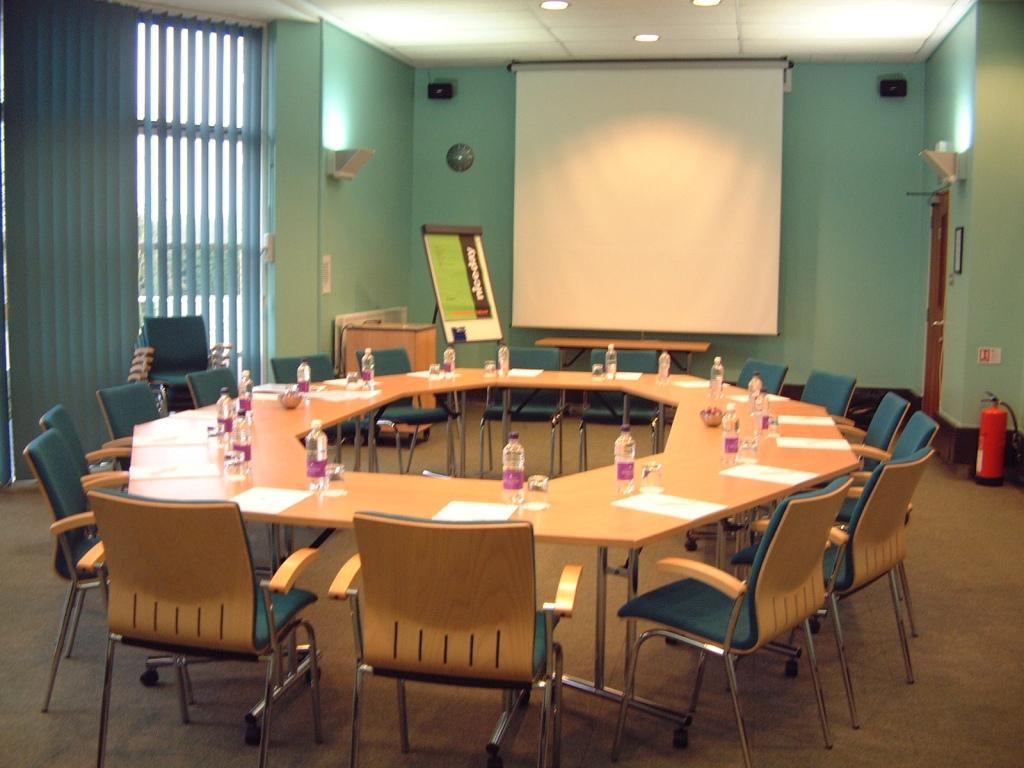 Meeting room with circular table, ideal for brainstorming and strategic planning sessions.