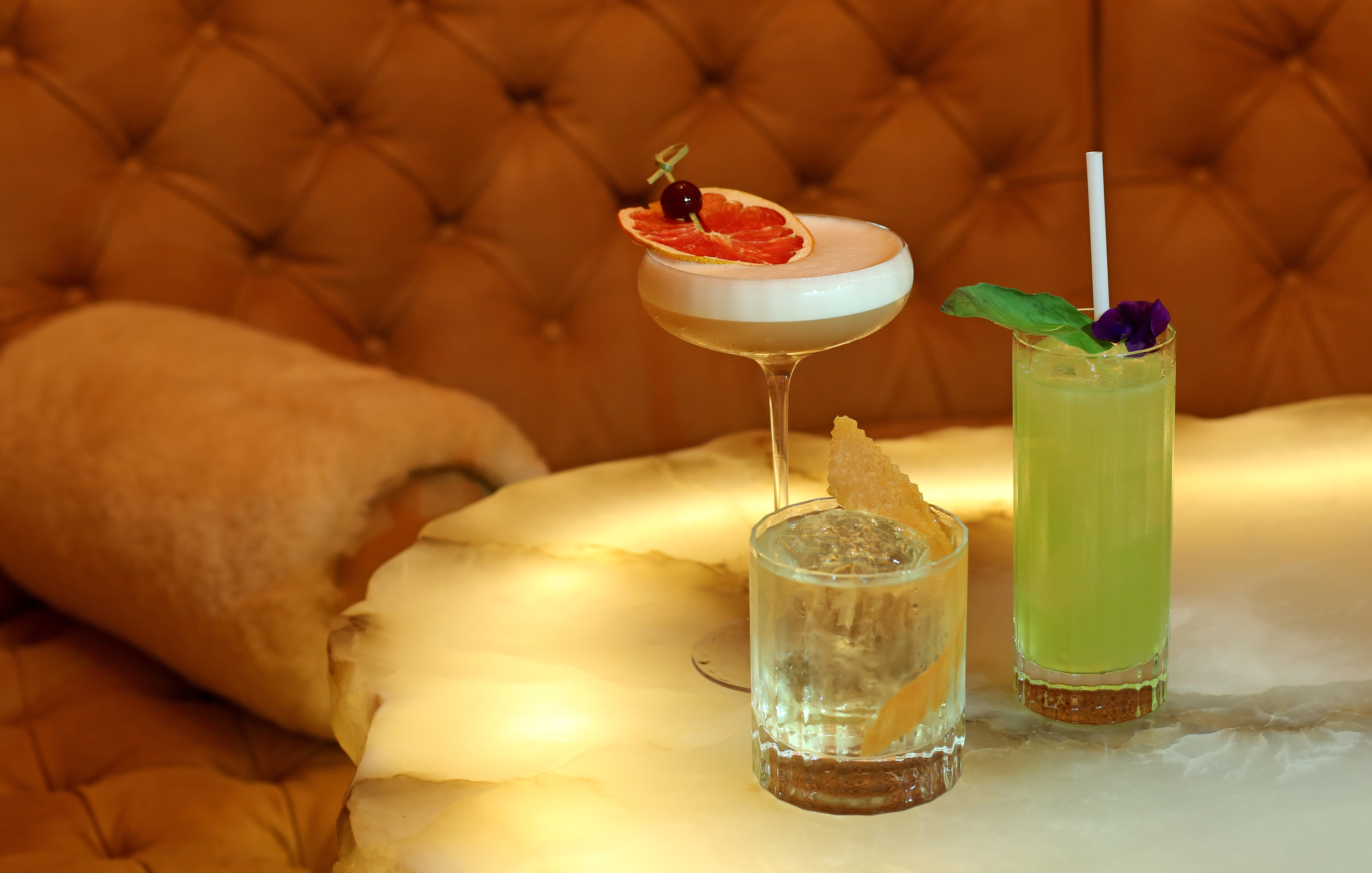 Stylish bar with cocktails at Bread Street Kitchen, ideal for upscale networking events.