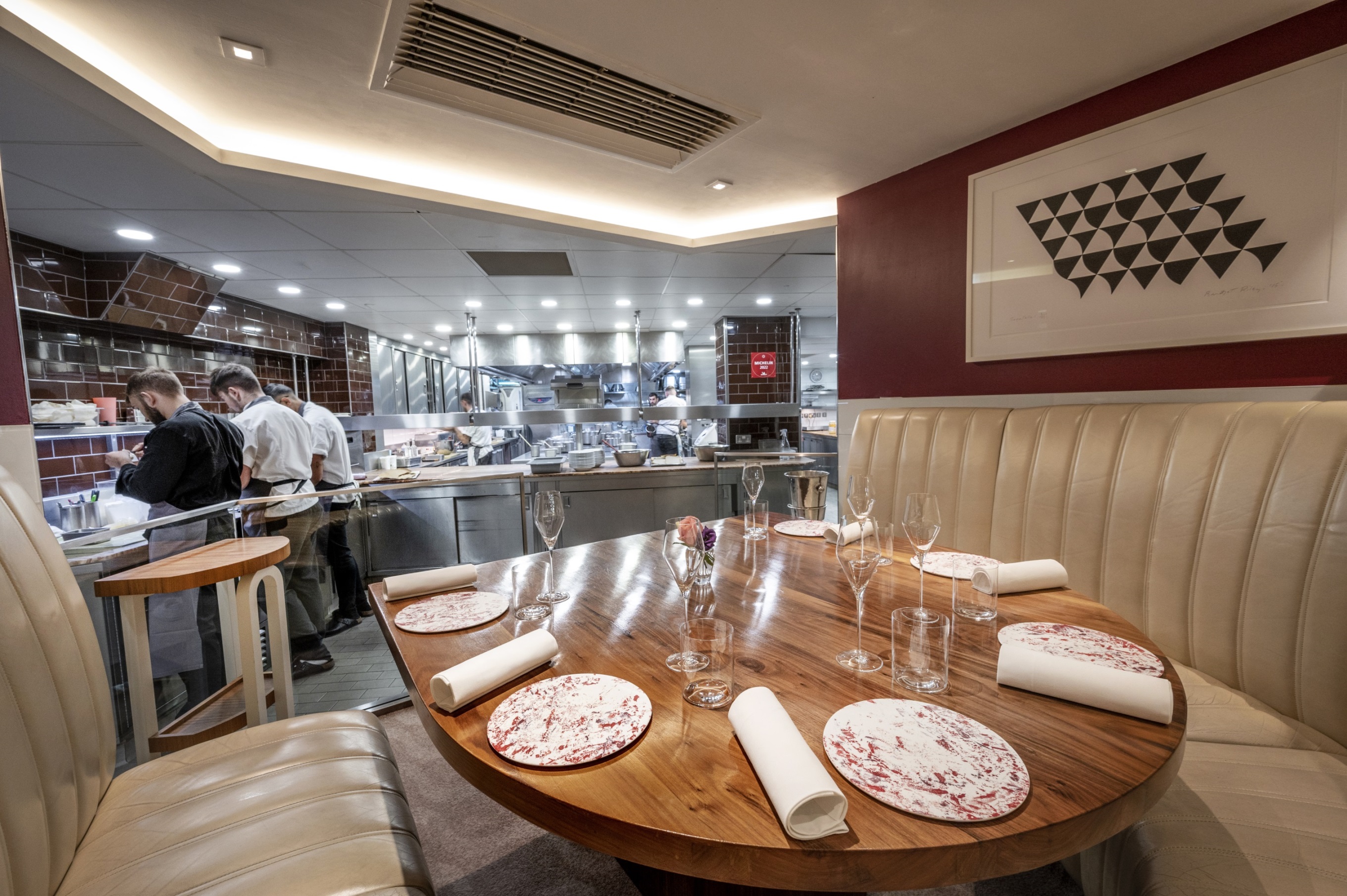 Stylish kitchen table in Petrus, ideal for intimate corporate events and networking dinners.