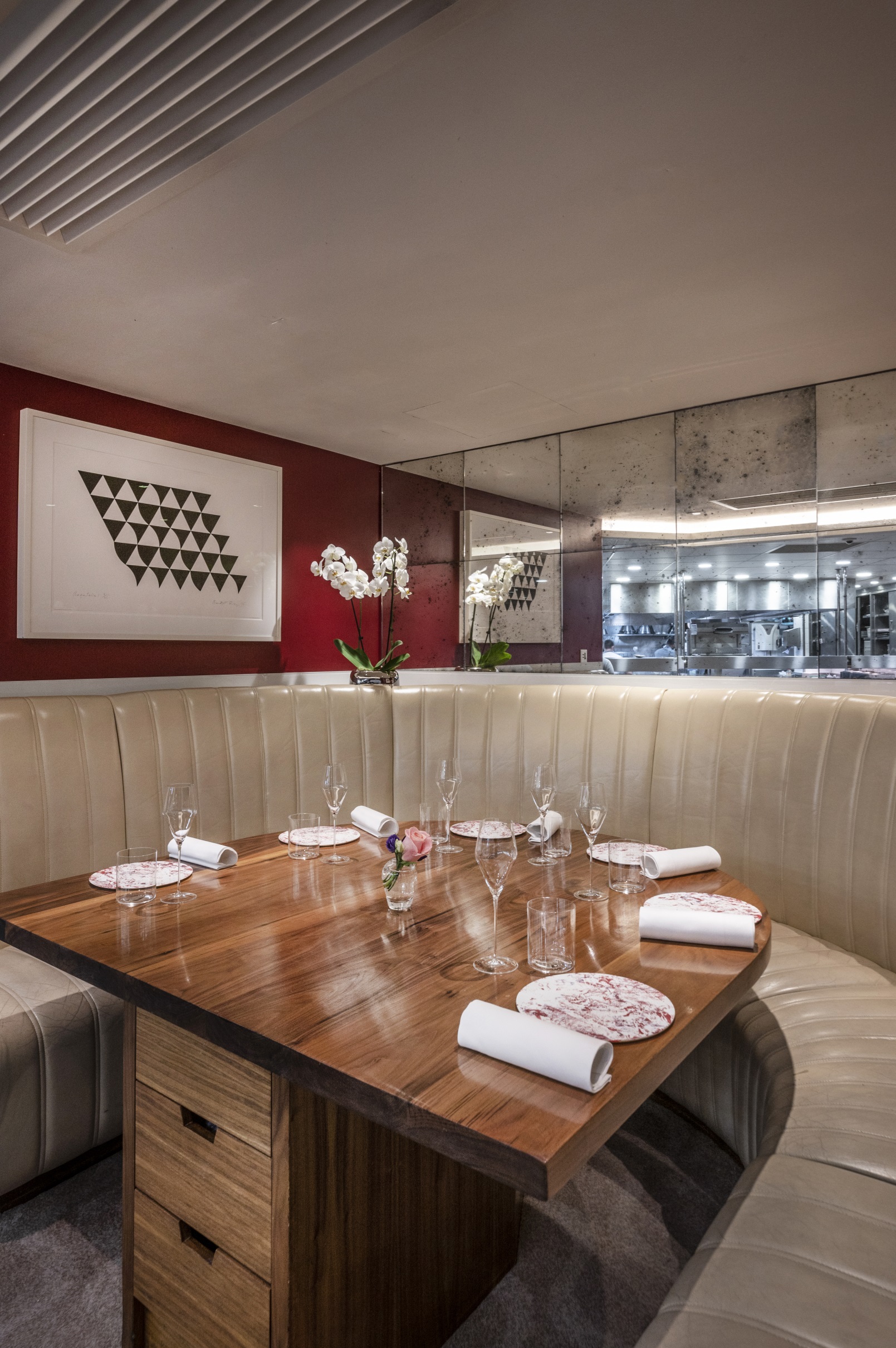 Elegant round kitchen table in Petrus, ideal for corporate dinners and private events.