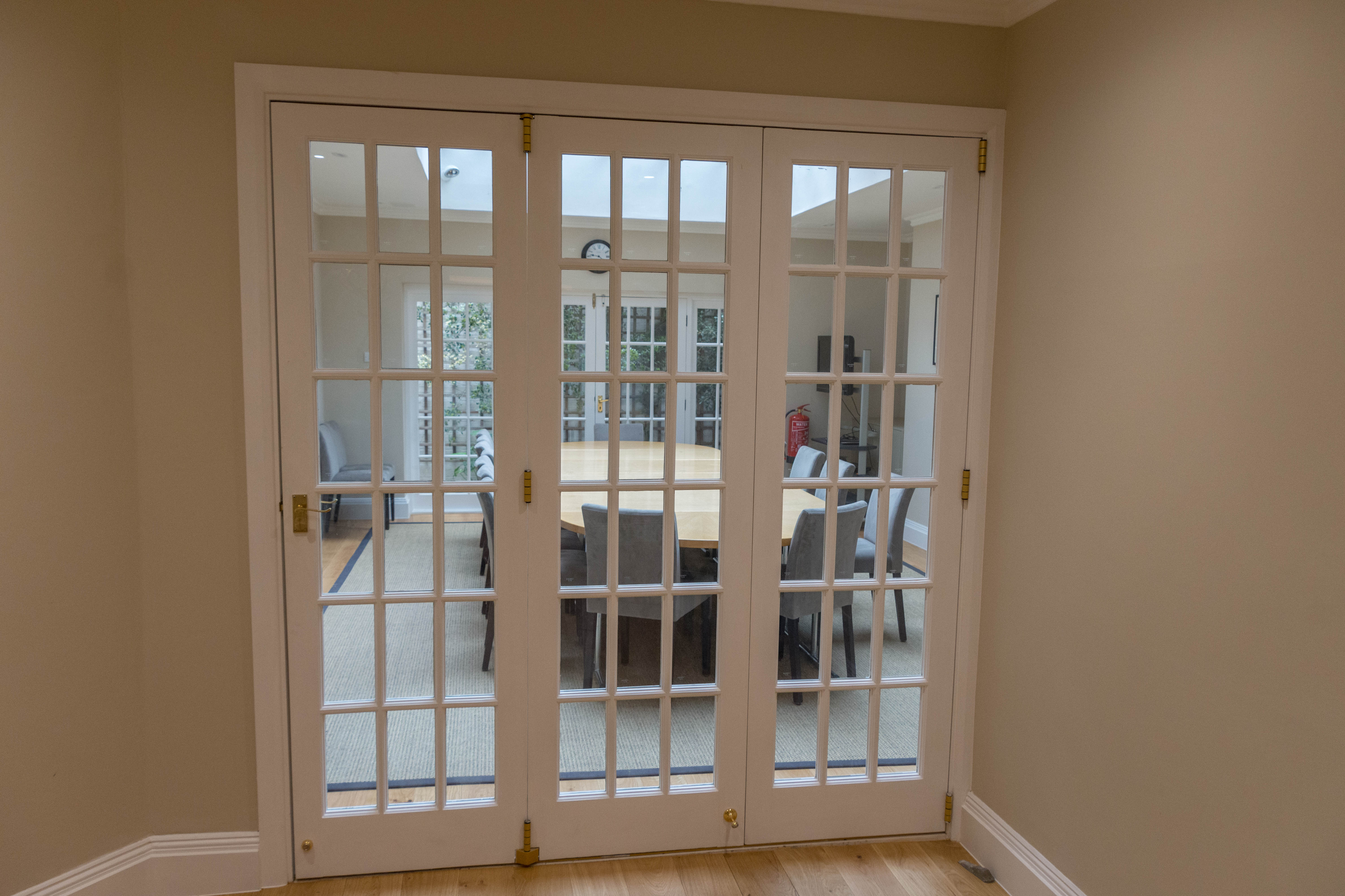 Boardroom with central table, ideal for workshops and team meetings in a bright setting.