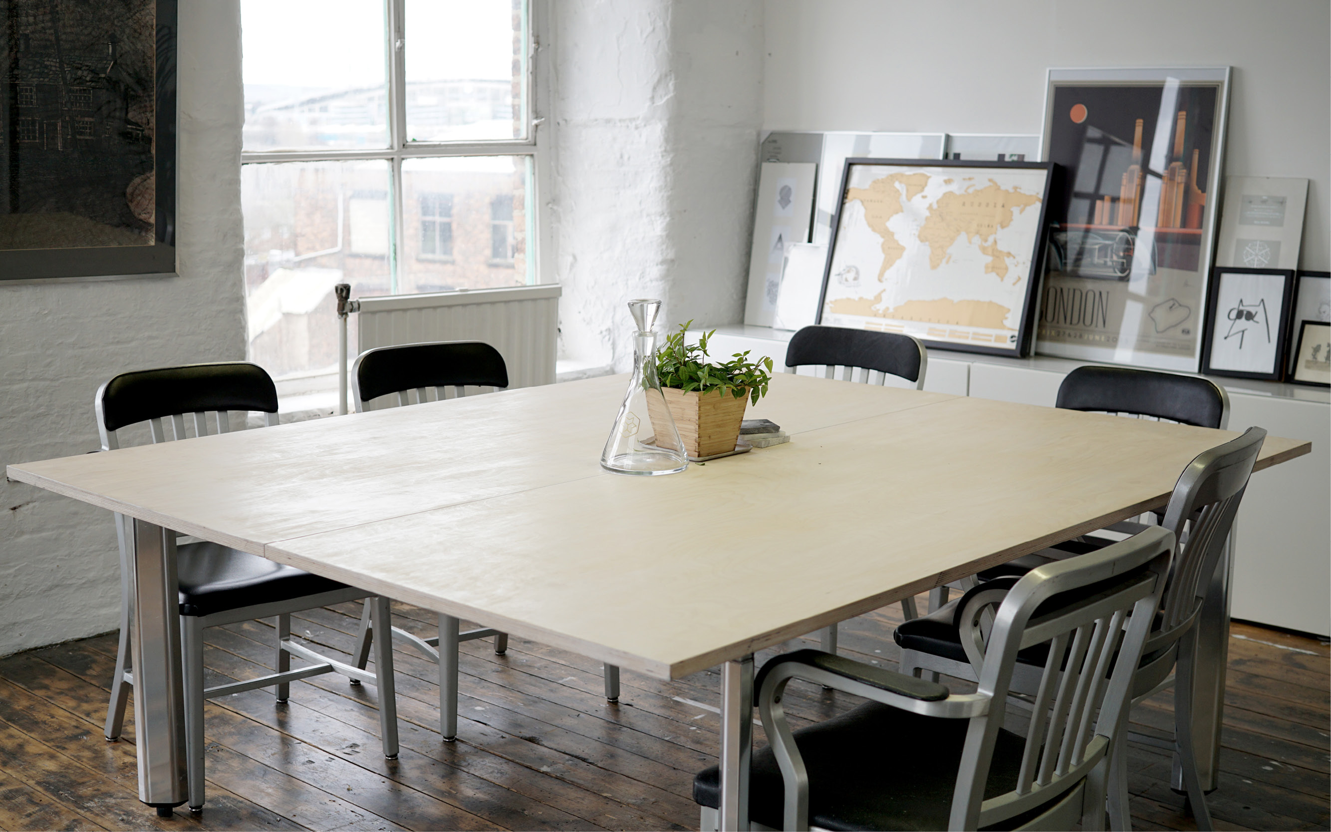 Modern meeting space with minimalist table, ideal for collaborative brainstorming sessions.