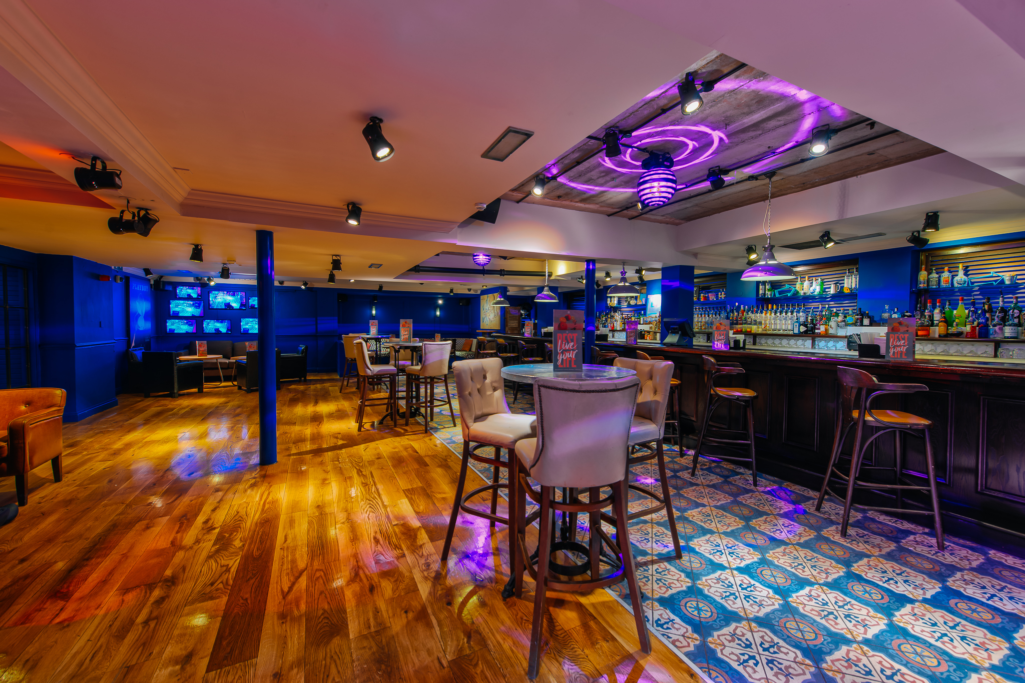 Lounge Bar - qxgj0ylmund.jpg